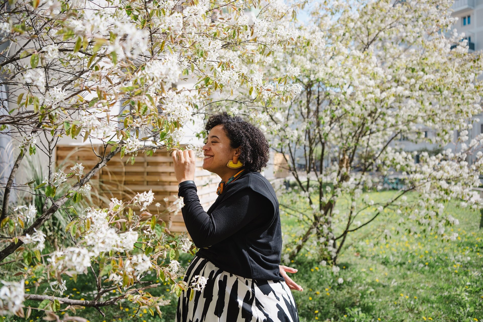 Blüte im Frühling Frau genießt blühende Bäume im Frühling in der Seestadt Wien