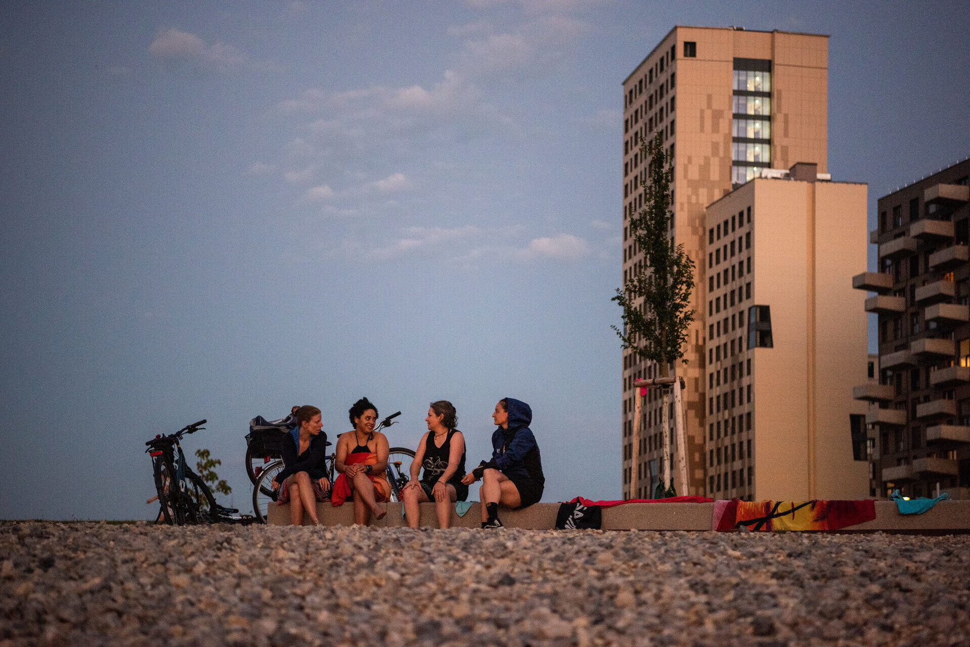 Sonnuntergang2 Eine Gruppe Frauen genießt den Sonnenuntergang am Strand.