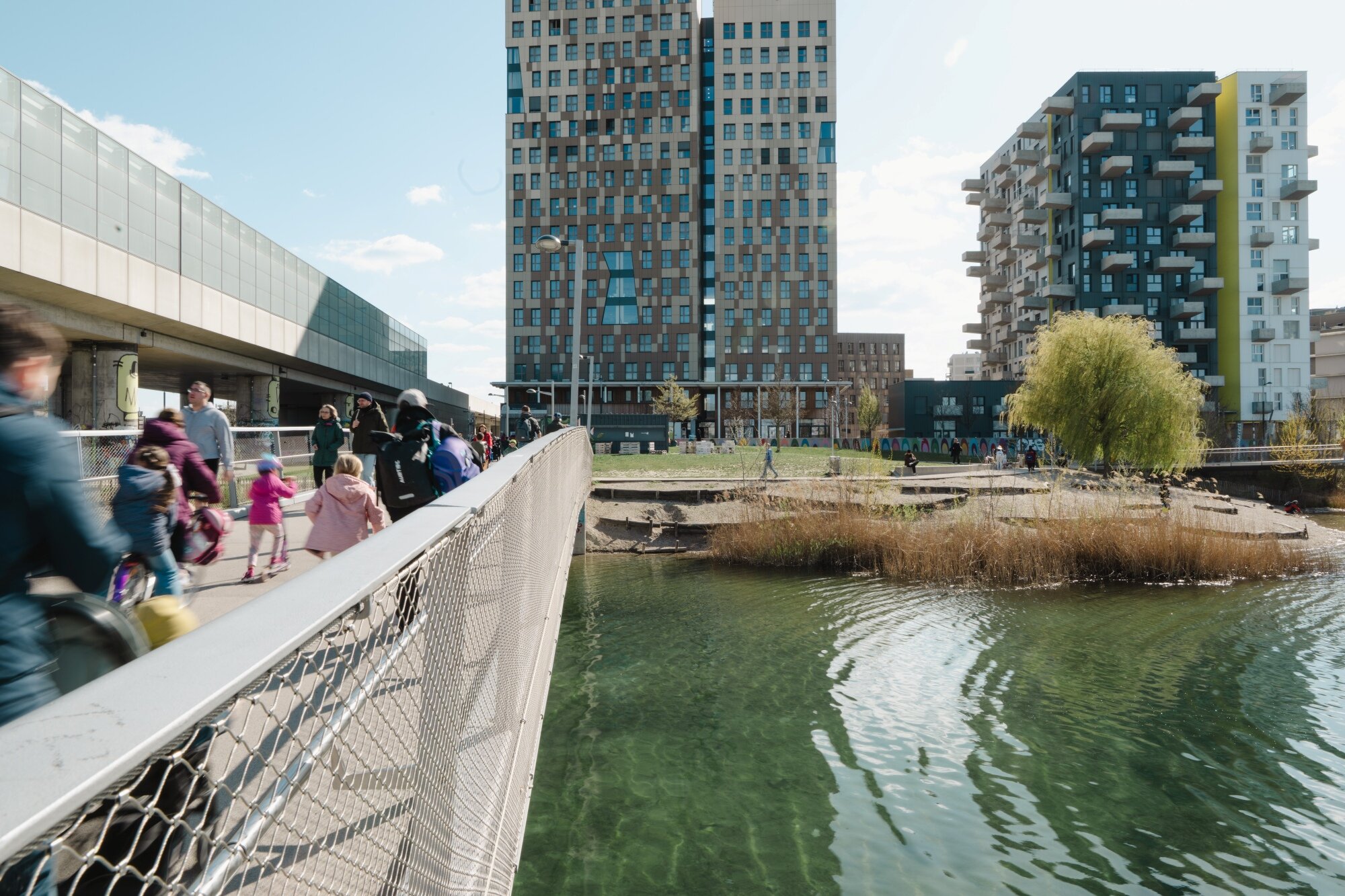 mit der U-Bahn direkt zum spernern See Menschen gehen und fahren mit dem Rag am Steg zwischen See, U-Bahn und Seeparkquartier