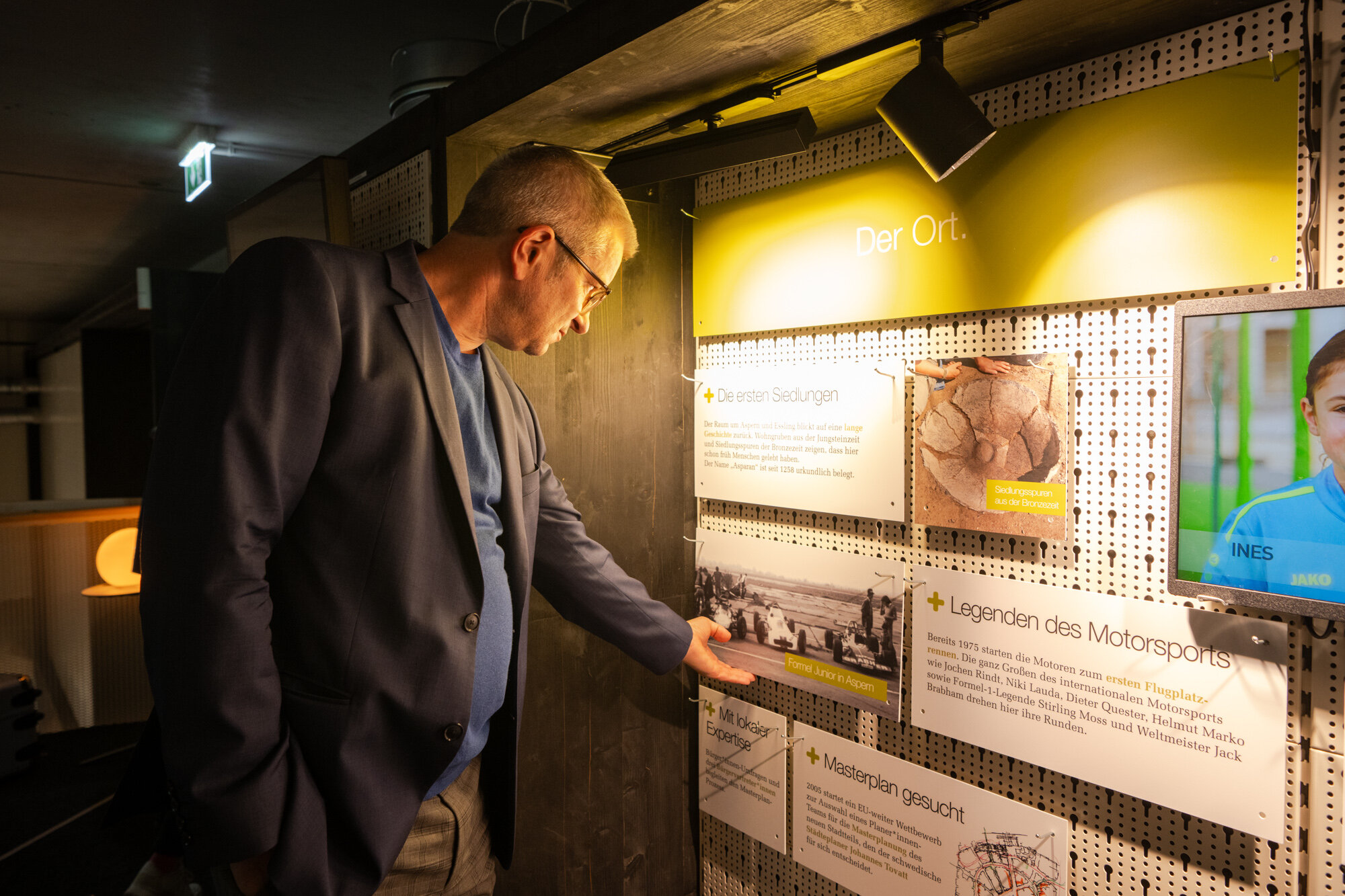 Wissenswertes zur Seestadt auf Tafeln und Video