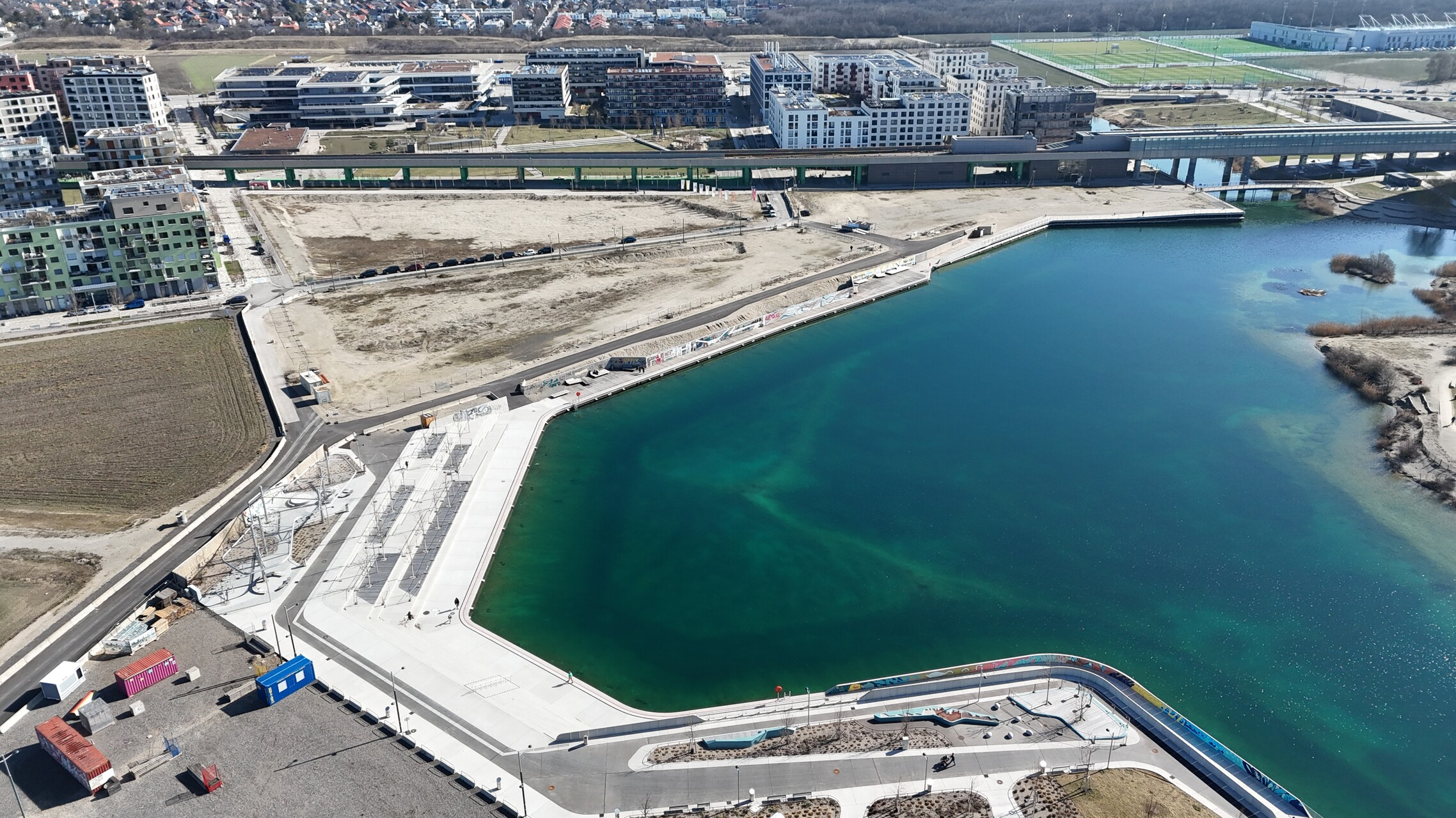 Drohnenaufnahme mit See und den Baufeldern H1 und H5 am See