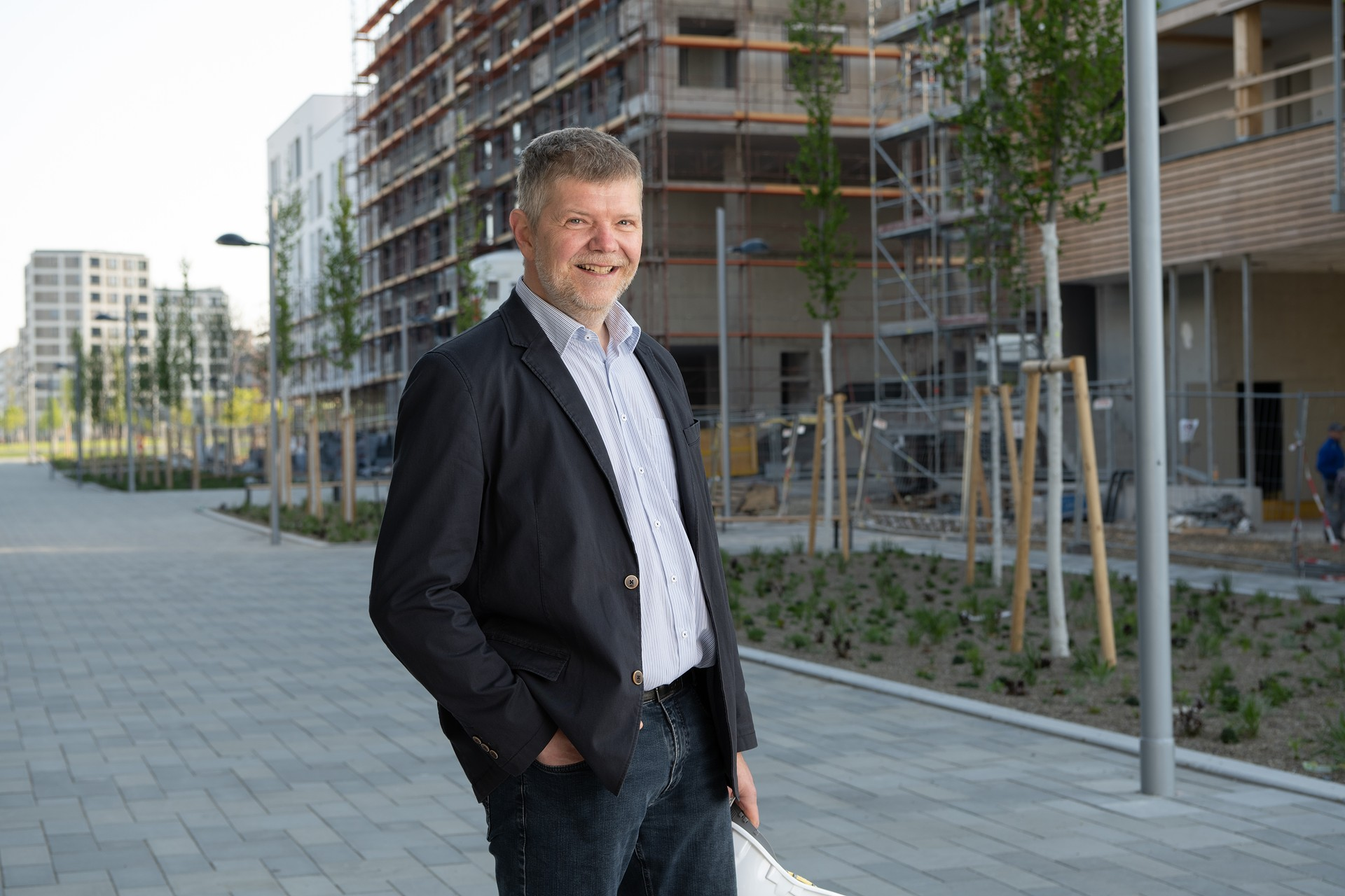 Roman Koselsky vor einem Gebäude in der Seestadt