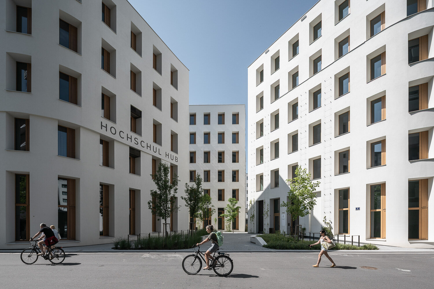 modernes dreiteiliges Bürogebäude