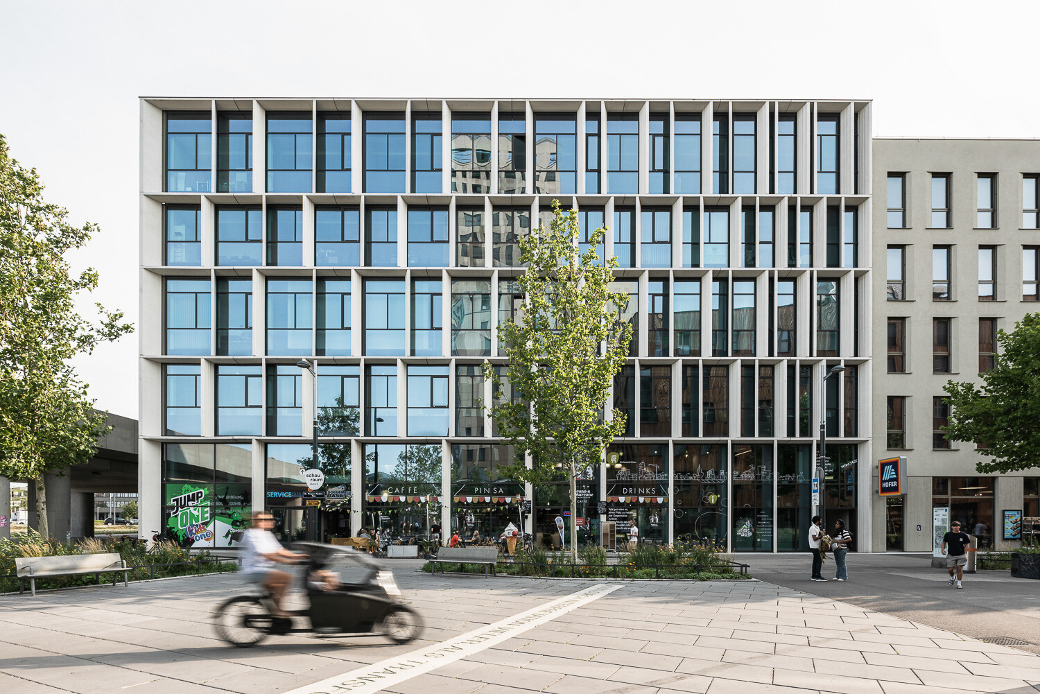 Modernes Gebäude mit Glasfassade