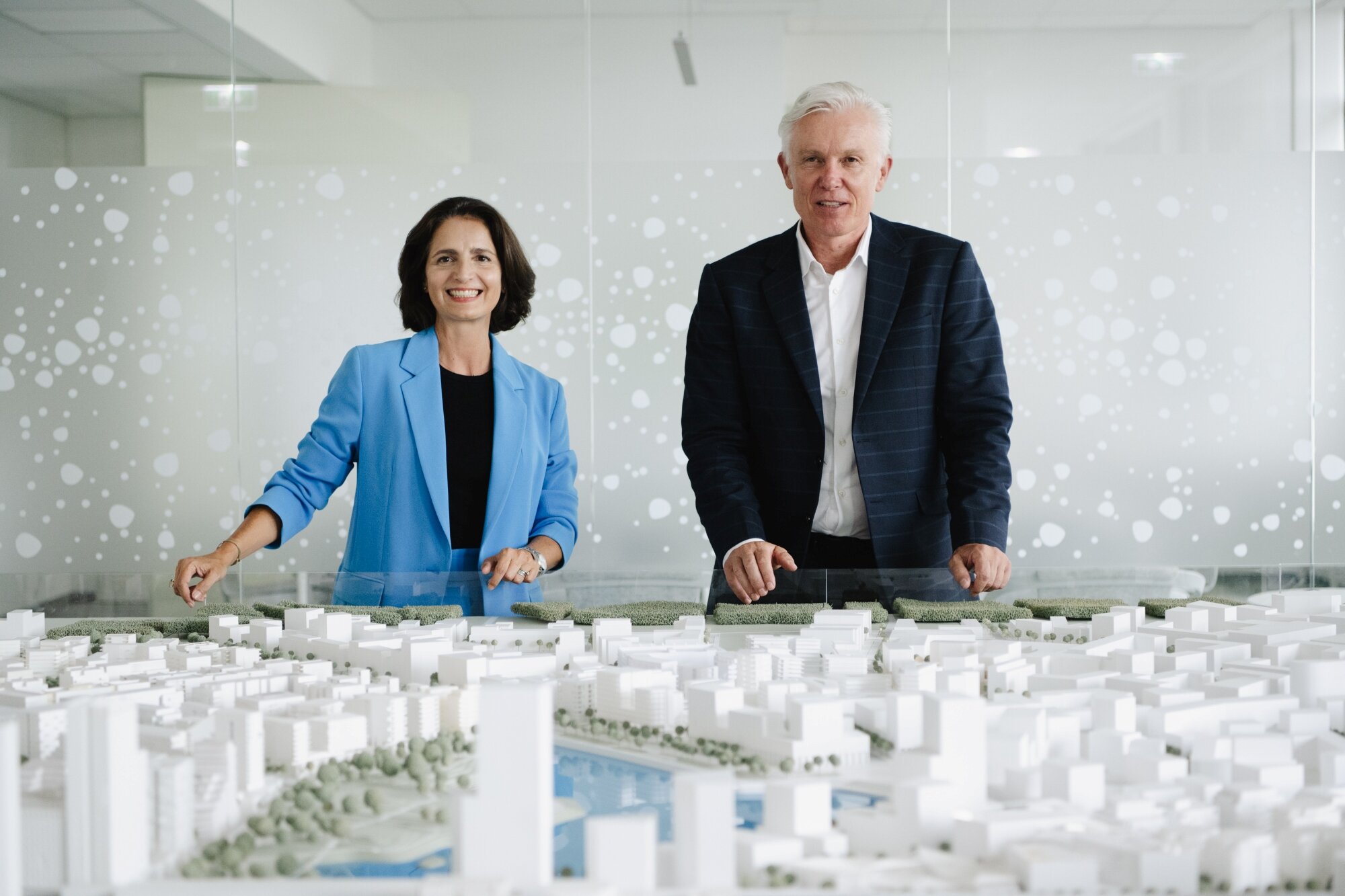 Sabine Müller und Robert Grüneis hinter dem Modell der Seestadt im Schauraum