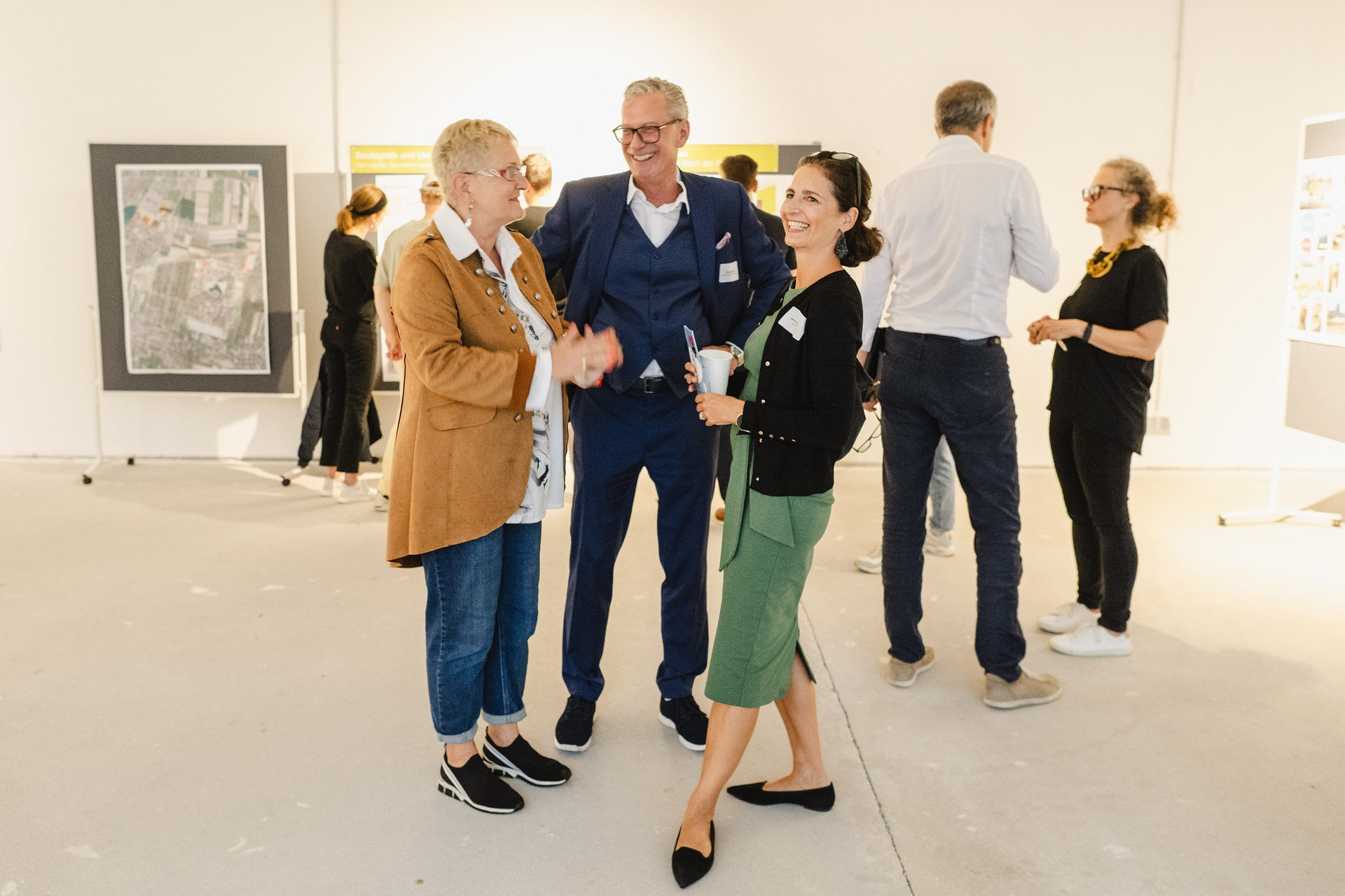 Drei Personen sprechen miteinander. 