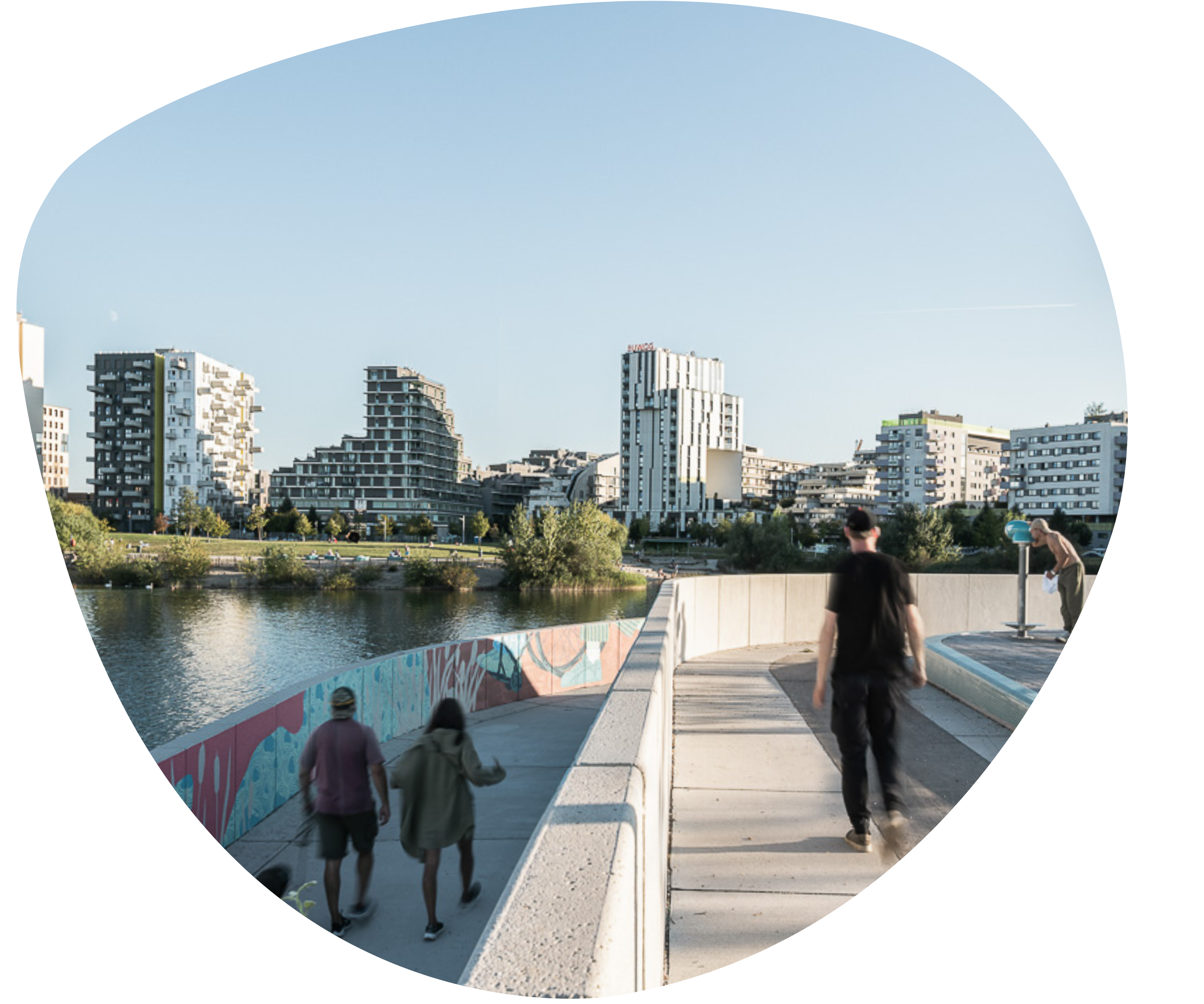 Seepromenade mit Blick auf Skyline der Seestadt