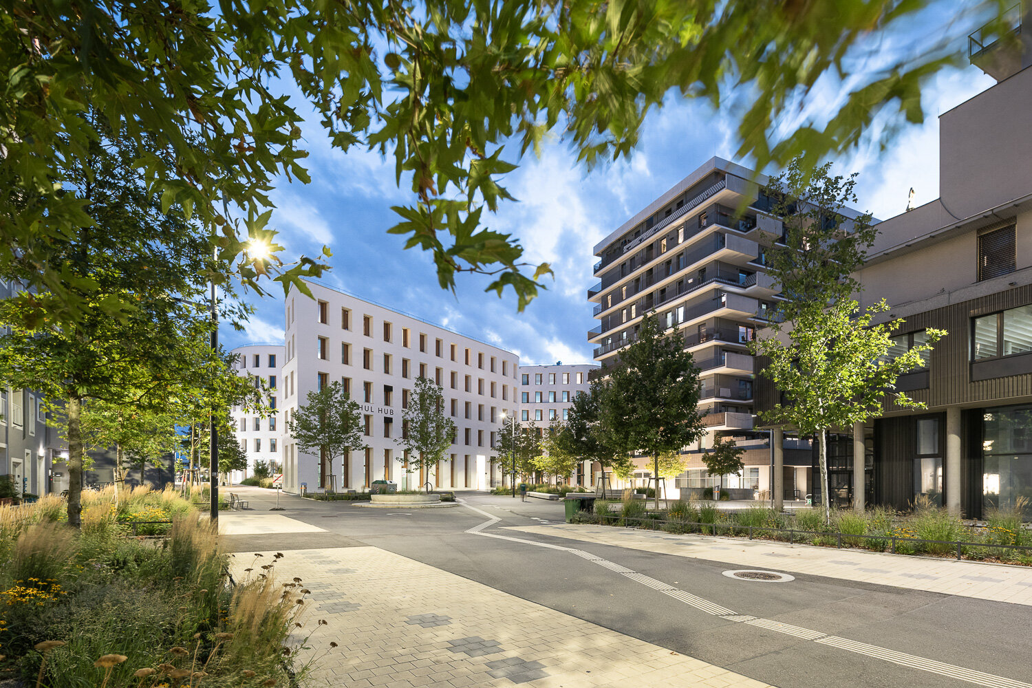 Blick vom Eva-Maria-Mazzucco-Platz im Seeparkquartier am Abend