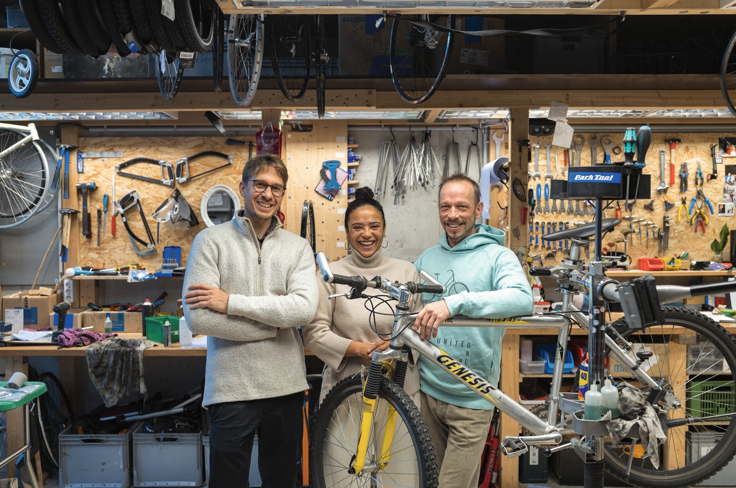 Julian Walkowiak, seine Frau Fernanda und Patrick Bischoff in ihrer Fahrradwerkstatt.