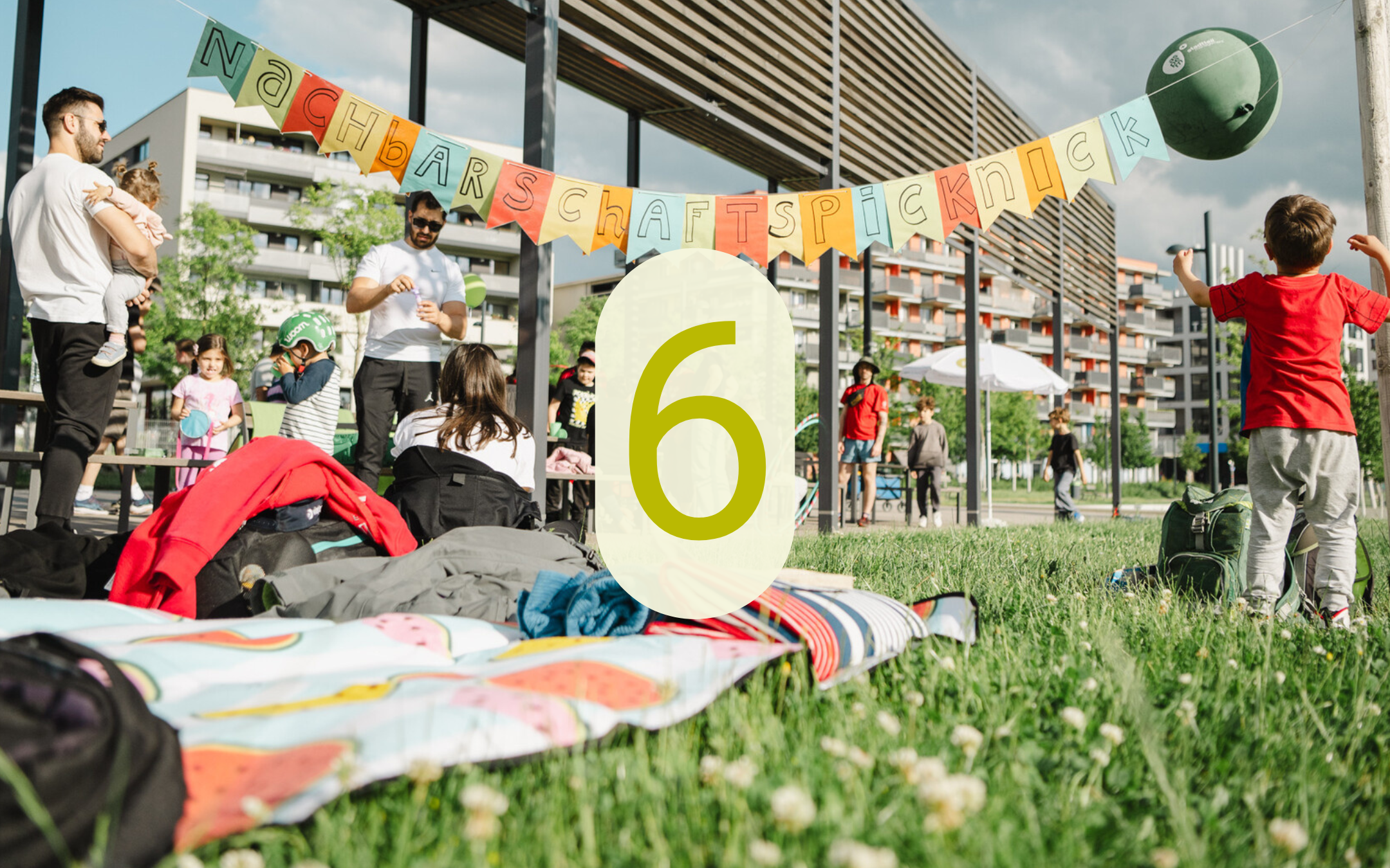 Nachbarschaftsfest in der Seestadt mit Familien, Kindern und buntem Nachbarschaftspicknick-Banner sowie der eingeblendeten Zahl 6.