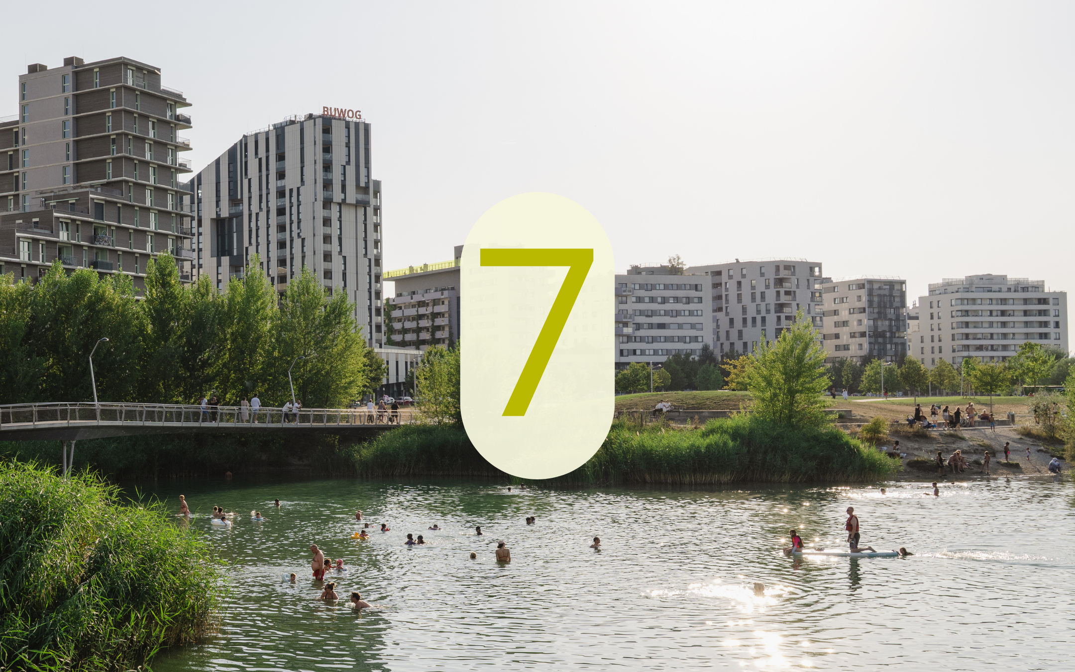 Seestadt mit Wohngebäuden am See, Menschen beim Baden und Spazieren sowie der eingeblendeten Zahl 7.