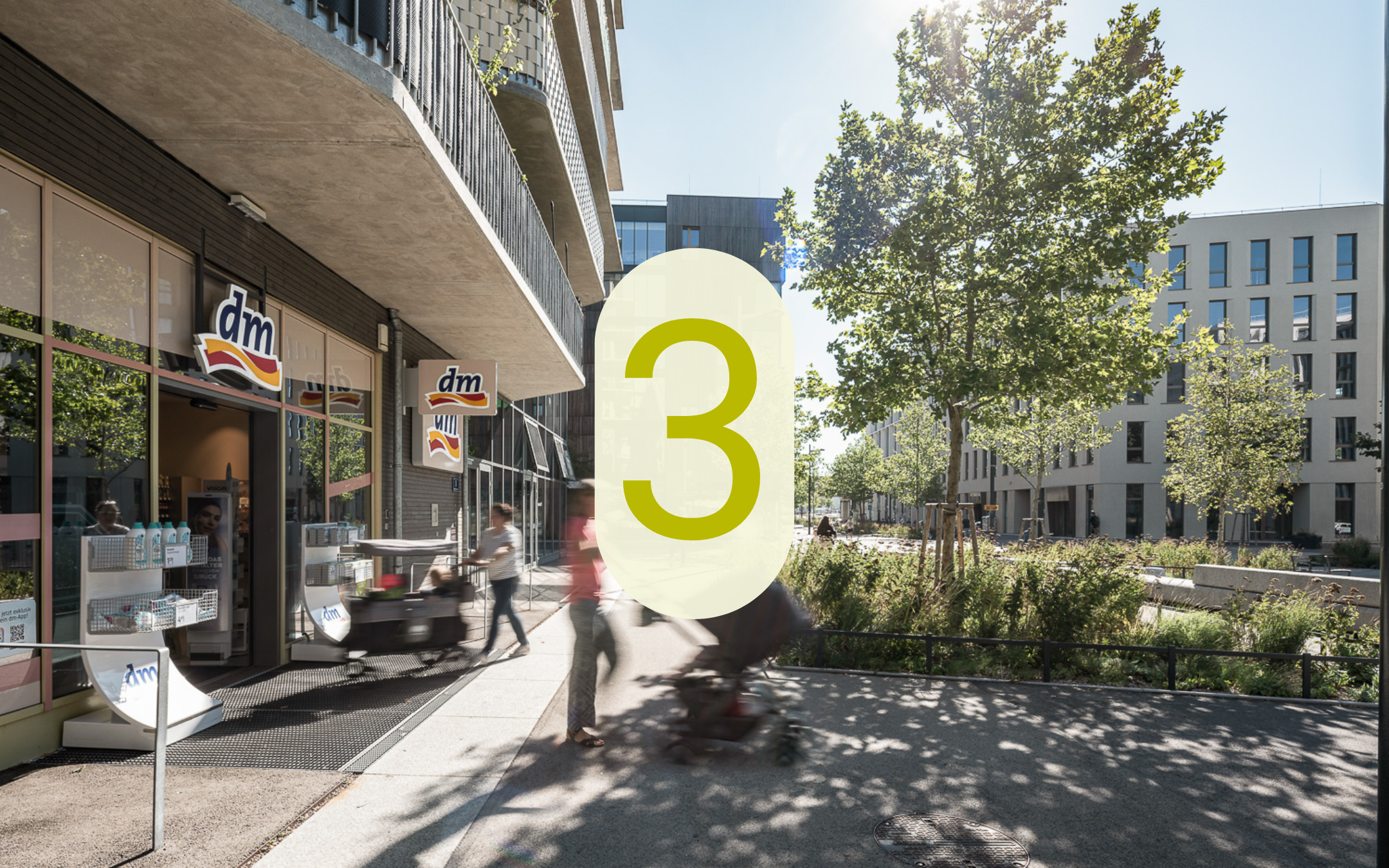 Straßenszene in der Seestadt mit dm-Filiale, Bäumen, Passant:innen und der eingeblendeten Zahl 3.