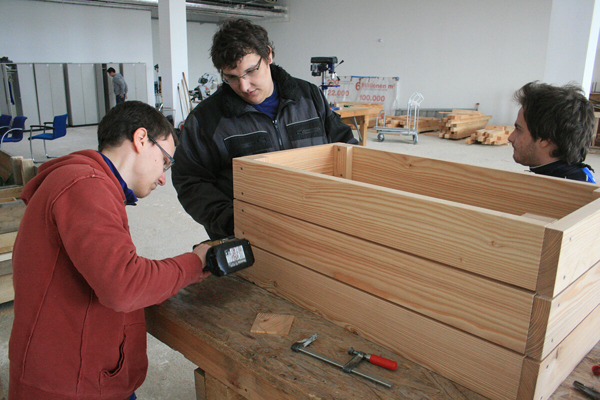 „Biete sozial nachhaltige Lärchenholzmöbel für Balkon und Terrasse!“