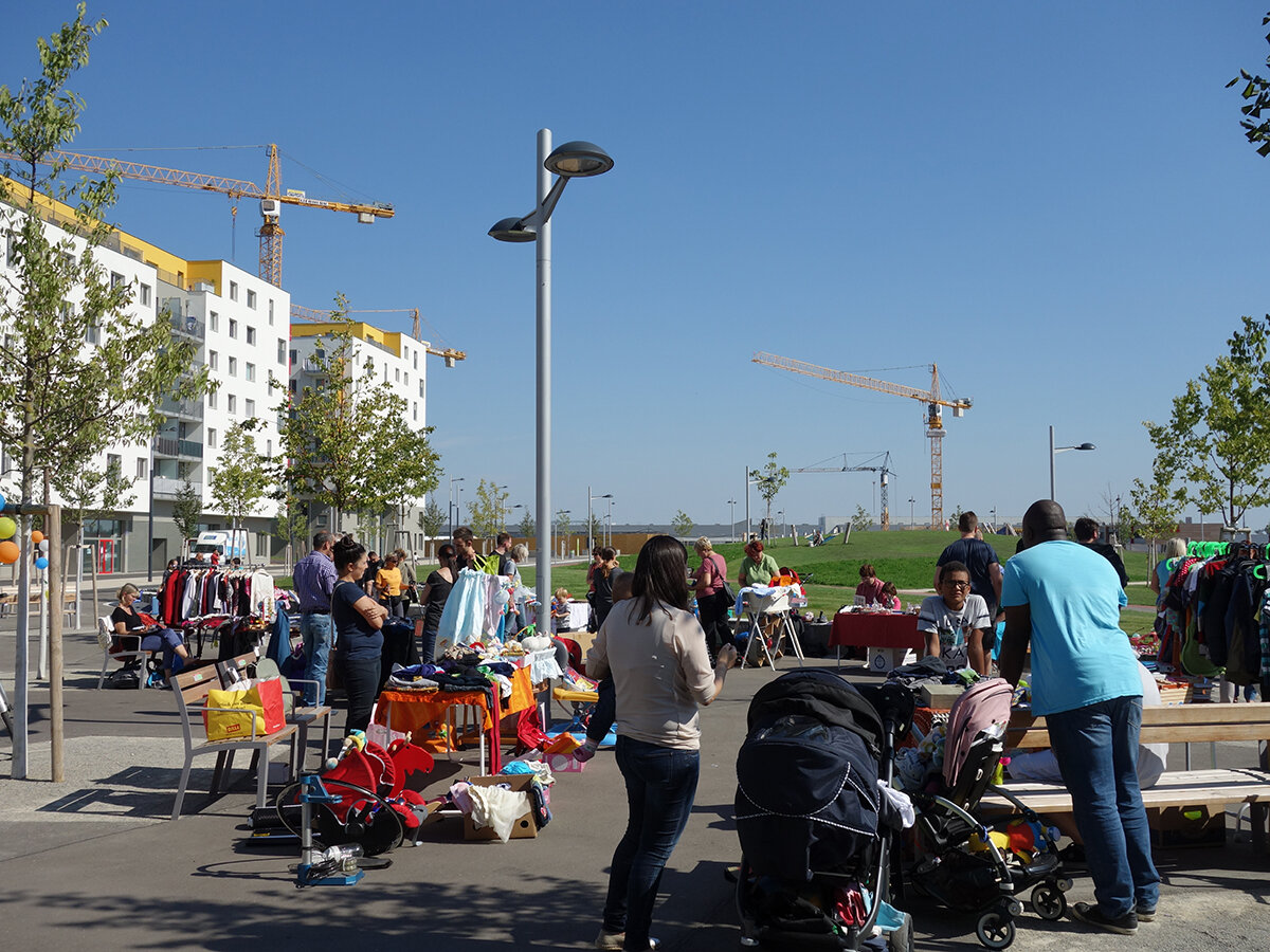 Lebendiges Flohmarkt-Treiben am Hannah-Arendt-Platz