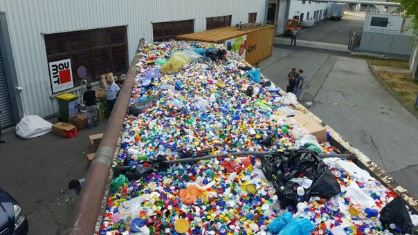 Ein LKW voller Stöpsel