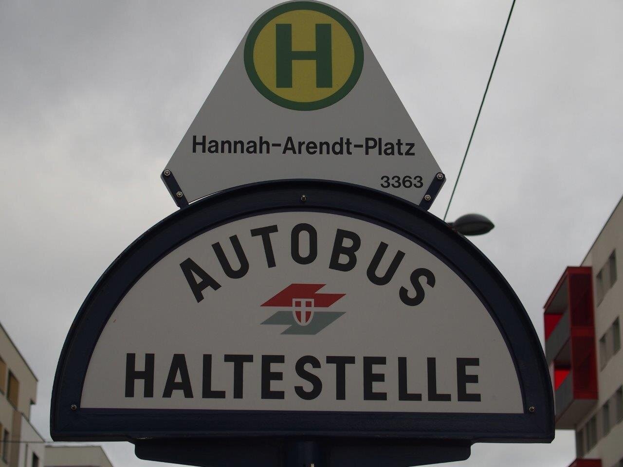 Wartehäuschen für die beiden Busstationen am Hannah-Arendt-Platz