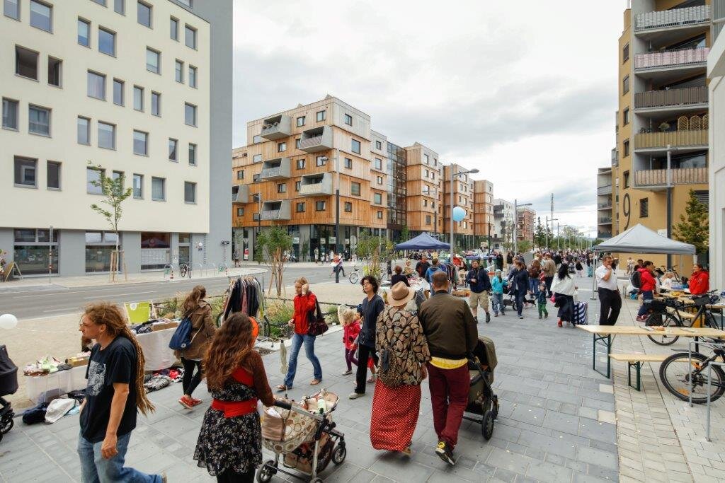 Belebte Maria-Tusch-Straße beim Straßenfest 2016 in der Seestadt