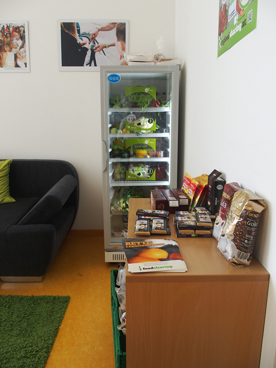 voll gefüllter Kühlschrank im Büro des Stadtteilmanagements