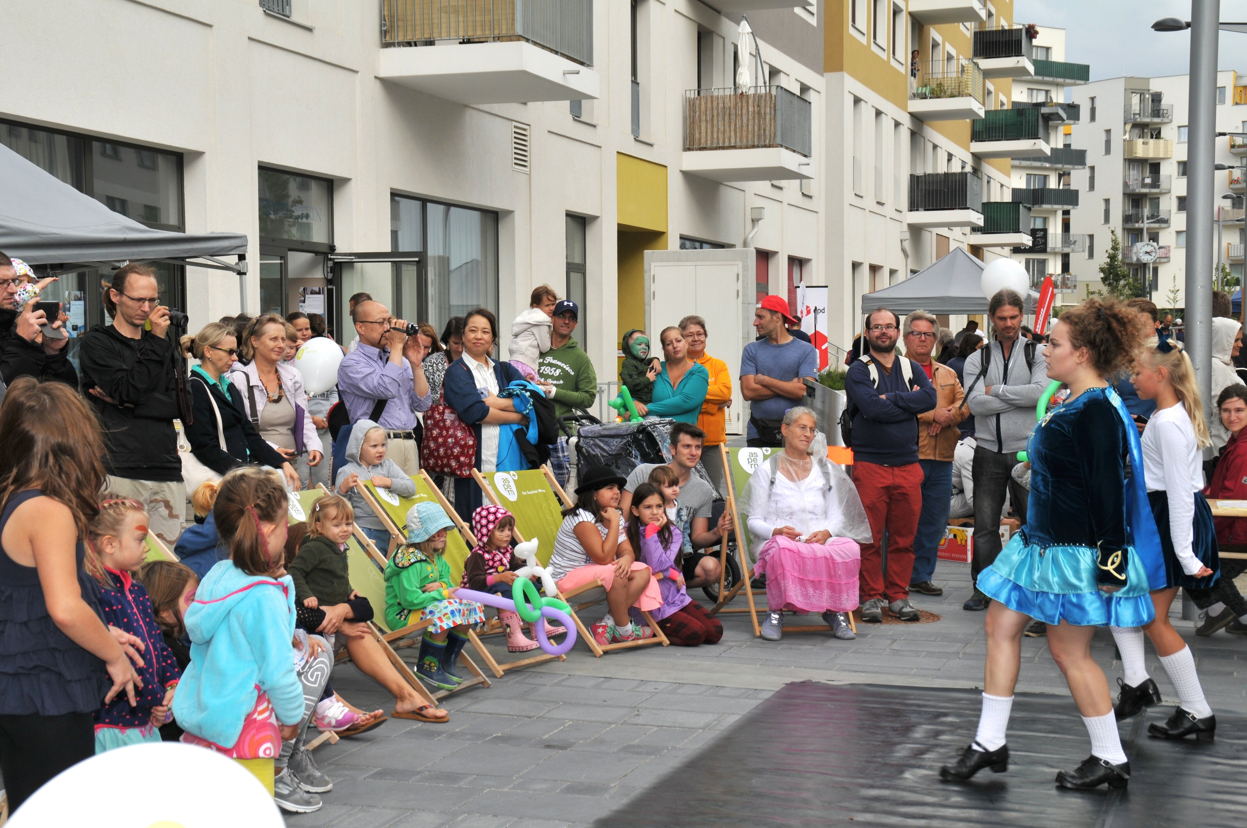 Publikum vor der Open Stage beim Straßenfest 2016
