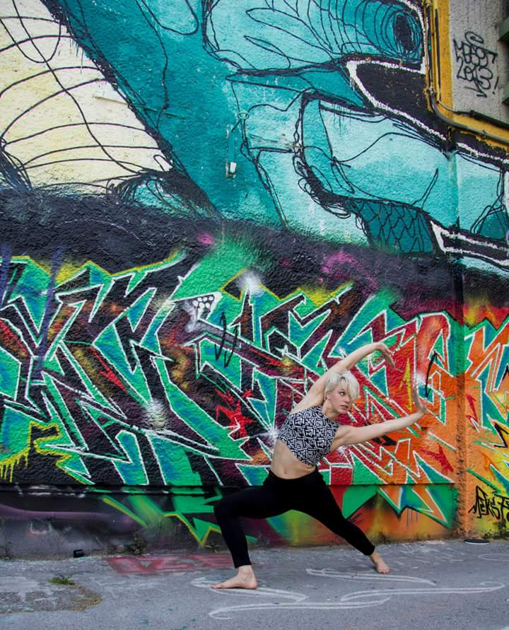 Bild von der Choreografin Katharina Senk vor einer Graffitiwand