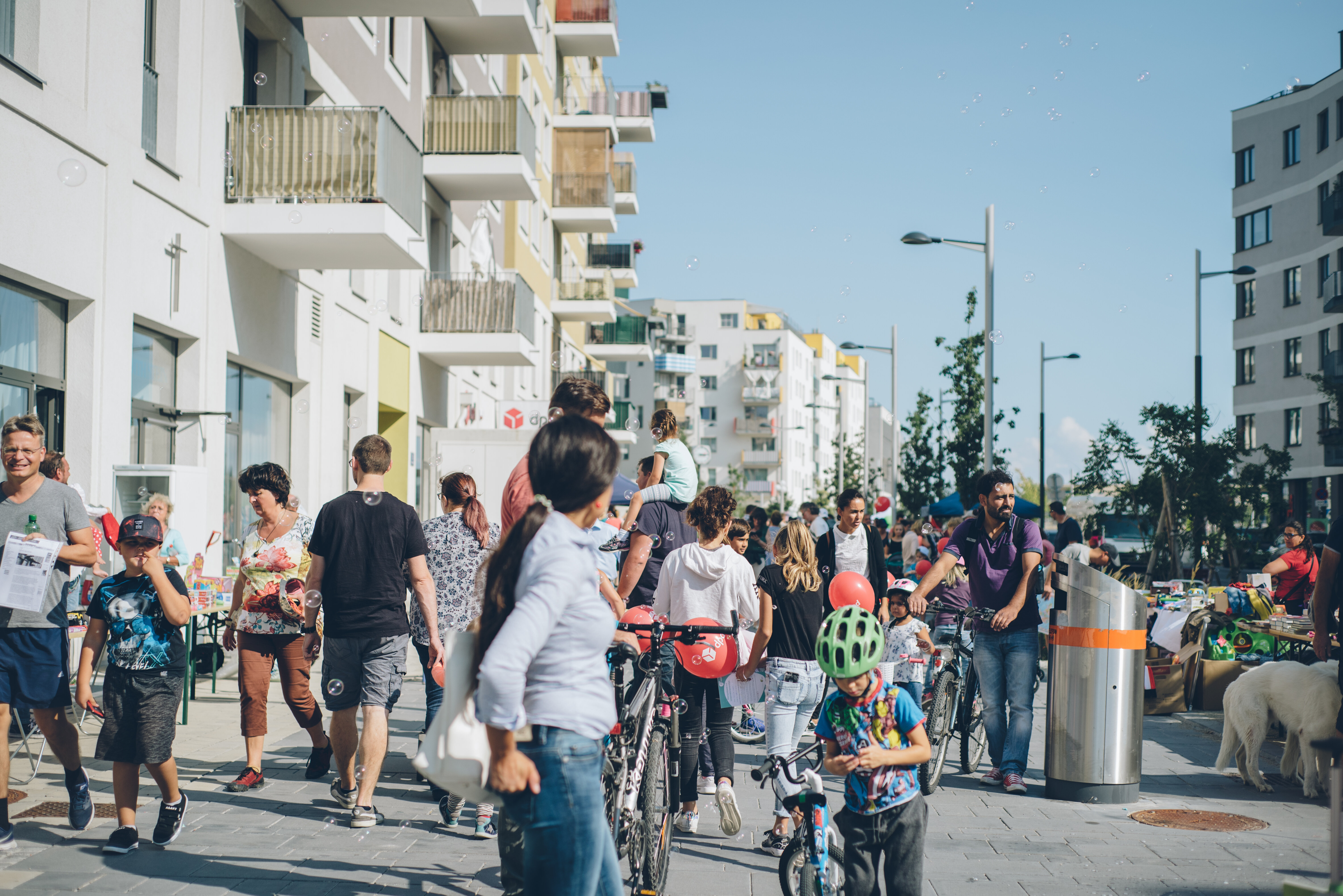 Foto vom gut besuchten Straßenfest der Seestadt aspern