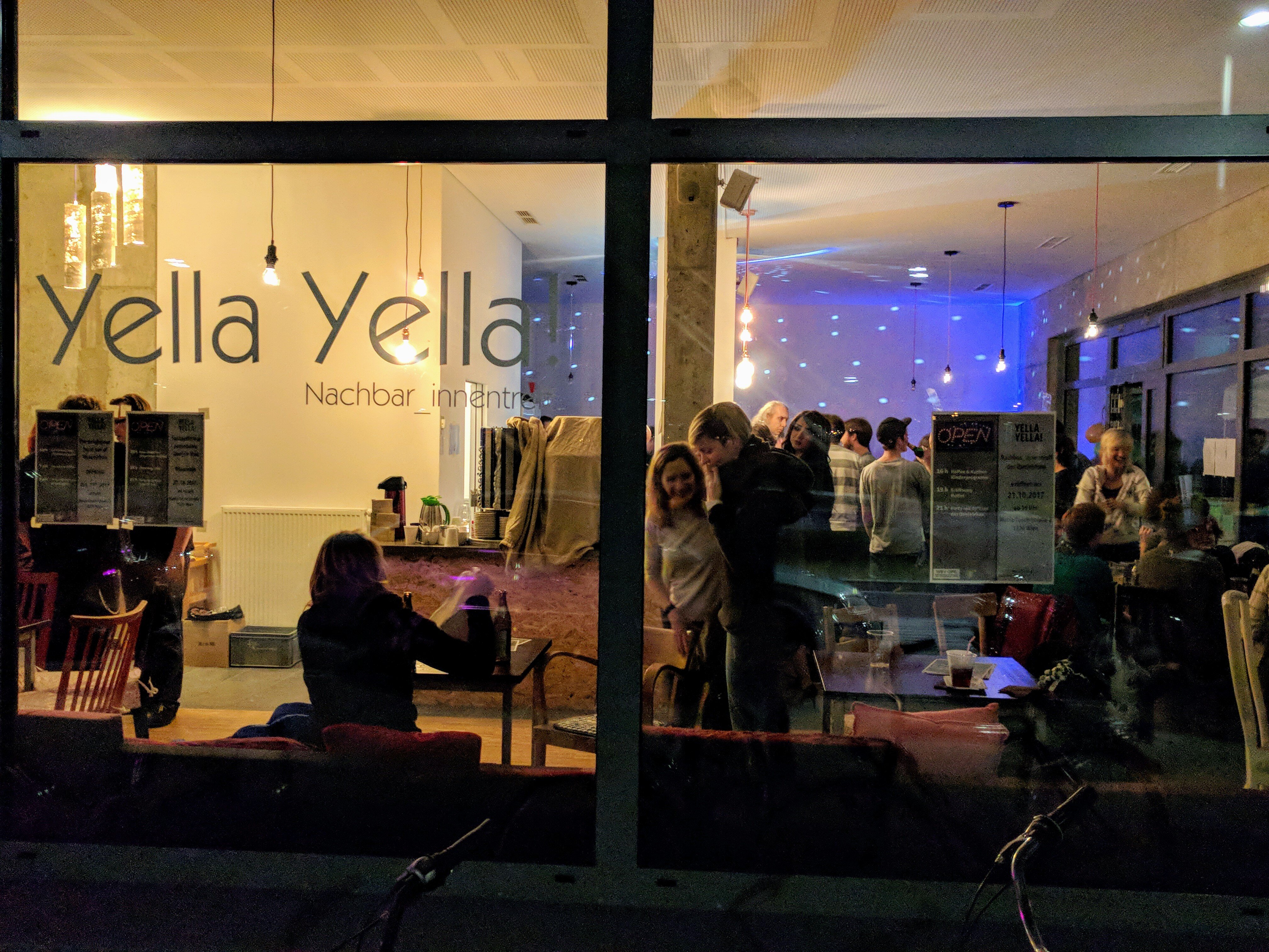 Nachbar_innentreff Yella Yella! von der Maria-Tusch-Straße aus fotofrafiert.