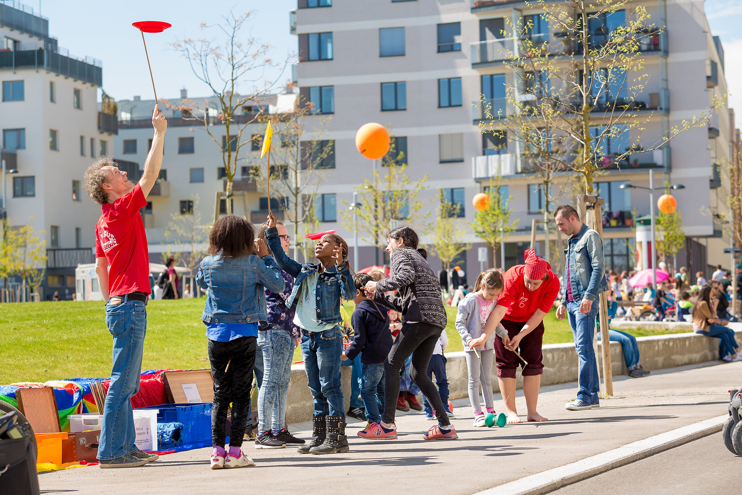 Jonglier-Action beim "Drinnen Draußen Nebenan-Familienfest" in der Seestadt