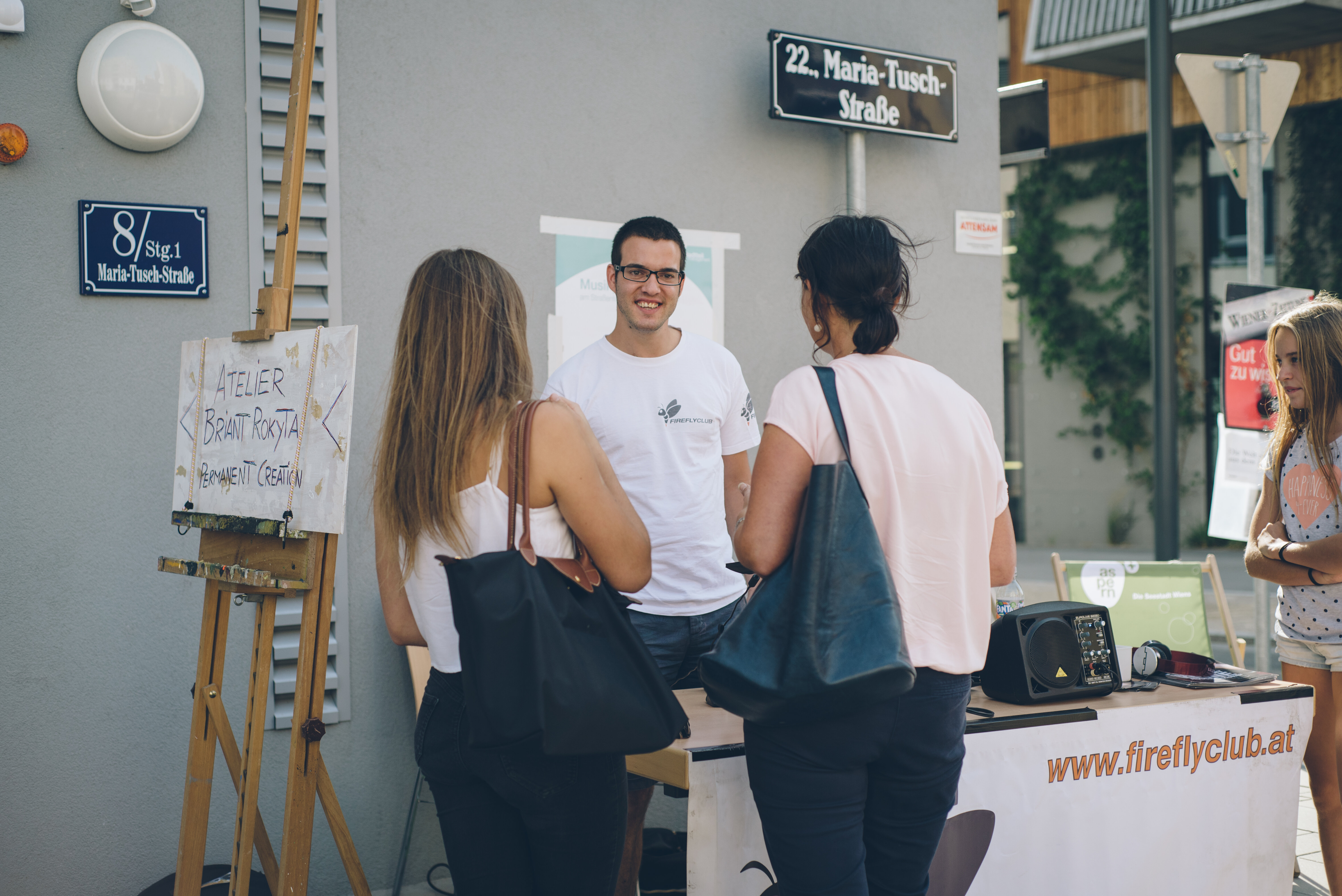 DJ SLG im Gespräch mit zwei Besucherinnen.