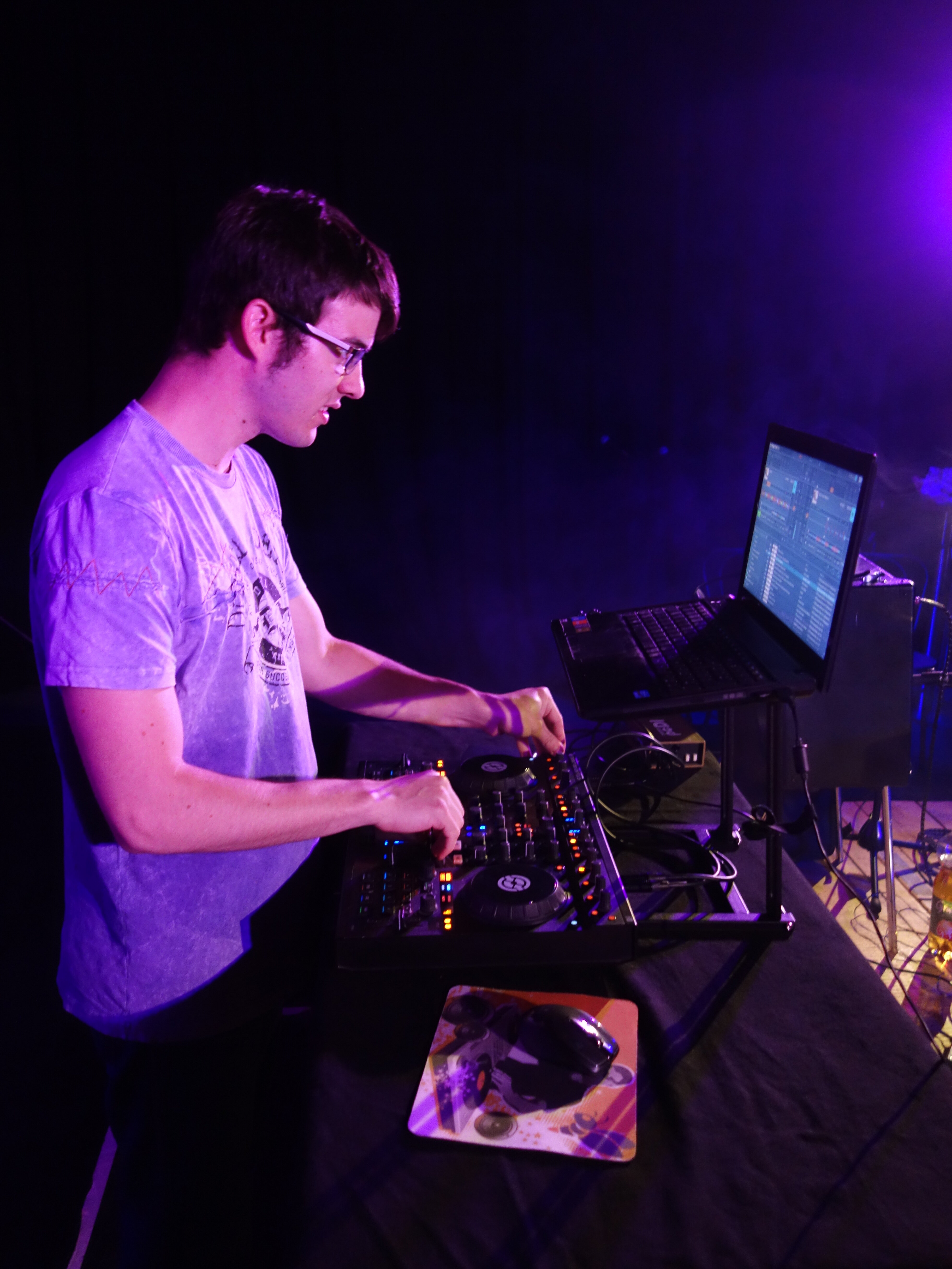 DJ SLG steht am Mischpult