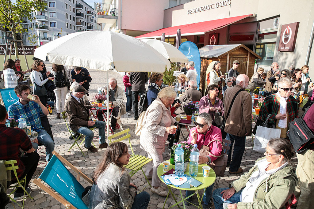 Geh Café durch die Seestadt