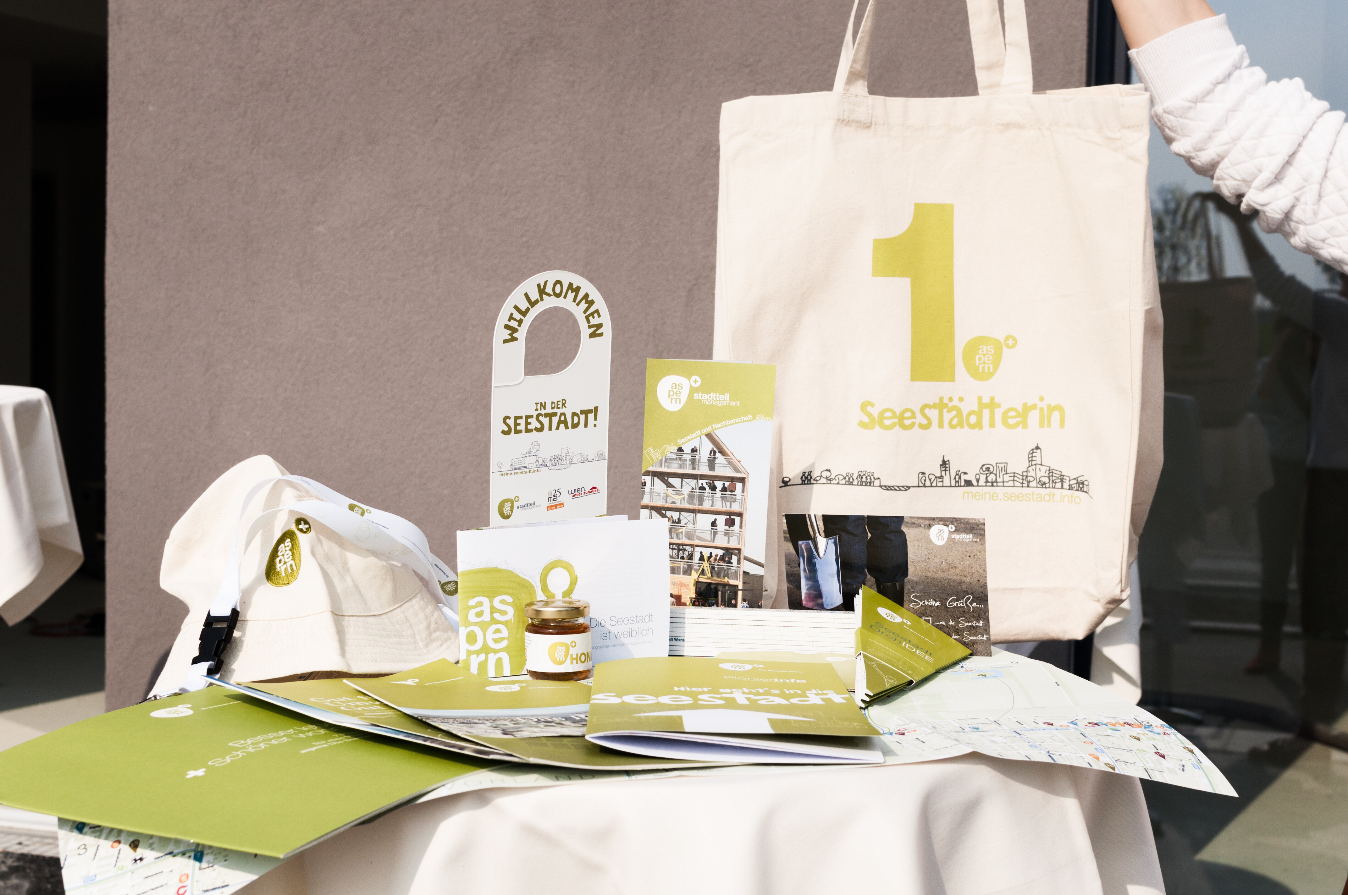 Das Willkommenspaket enthält neben Informations-Broschüren auch Seestadt-Goodies.s