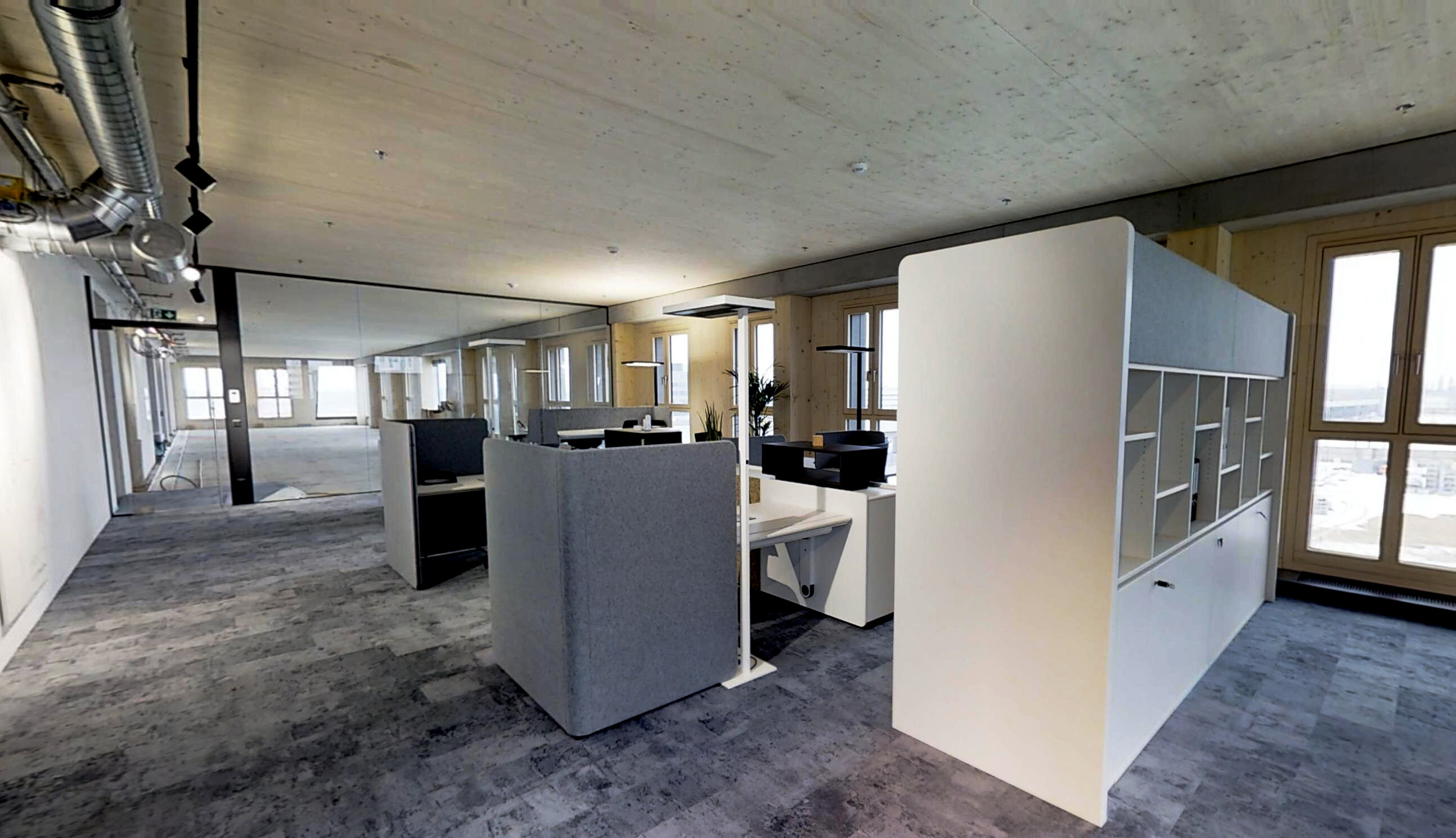 Musterbüro im HoHo Wien mit Holzwänden und Holzdecke, Möblierung von Neudoerfler. 