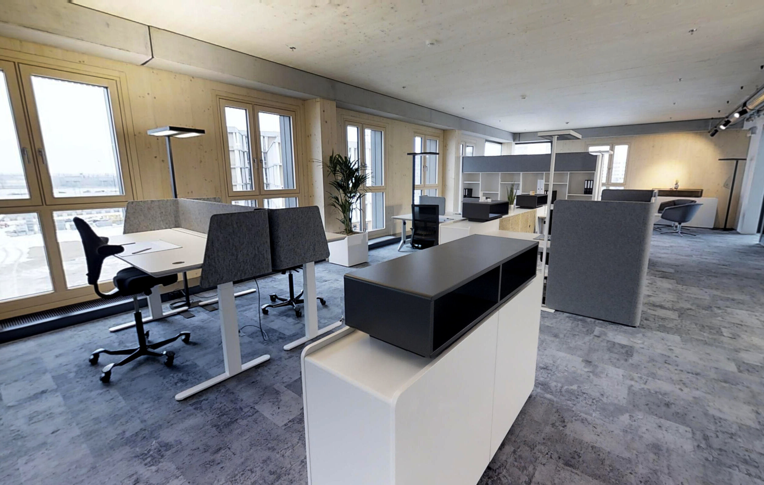 Musterbüro im HoHo Wien mit Holzwänden und Holzdecke, Möblierung von Neudoerfler. 