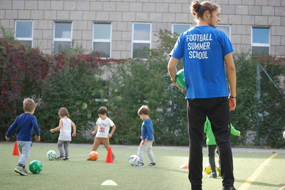 Kinder beim Fußballspielen