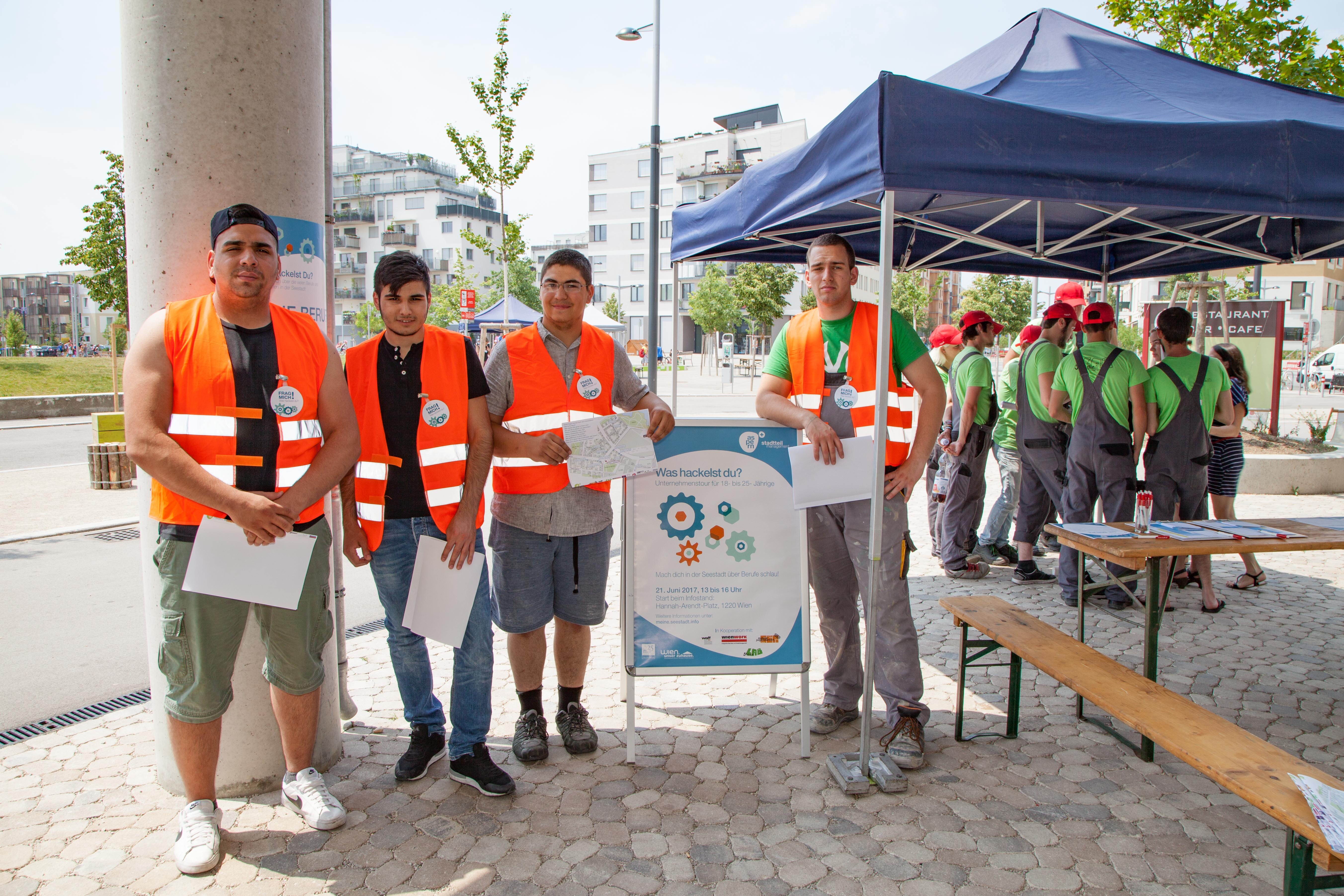 Jugendliche informieren sich über Seestadt-Unternehmen