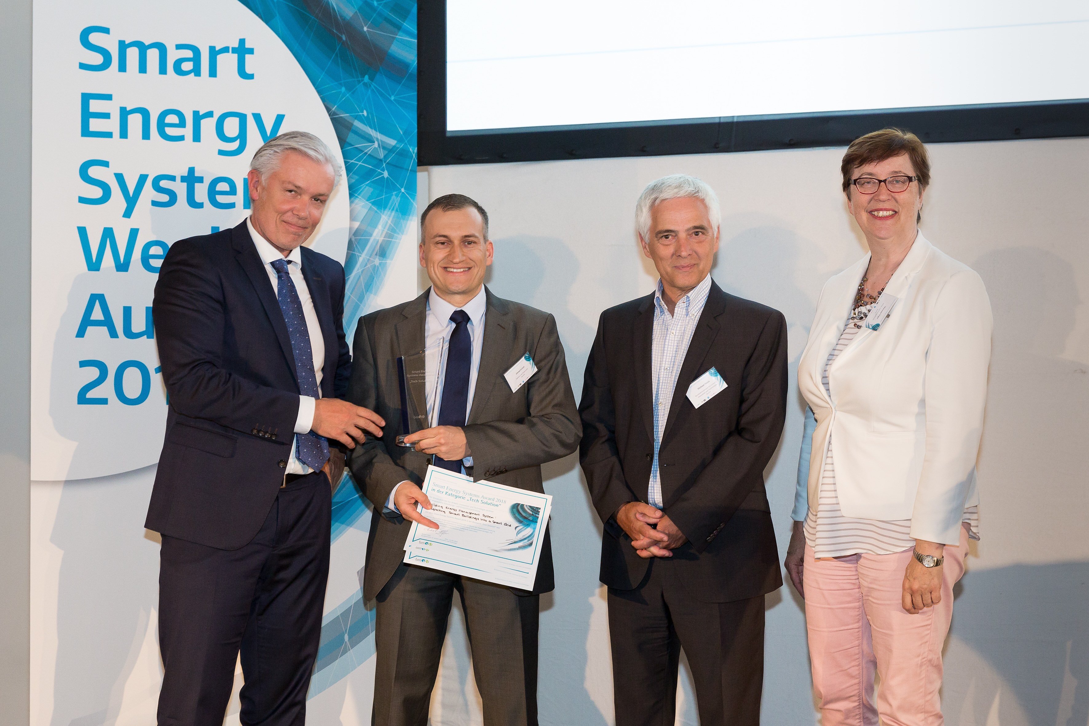 Für die ASCR nahmen Robert Grüneis, Geschäftsführer der ASCR und Alfred Einfalt, Siemens AG Österreich, den Award in Empfang.
Im Bild v.l.n.r.: Robert Grüneis, ASCR; Alfred Einfalt, Siemens AG Österreich; Michael Paula, bmvit; Theresia Vogel, Klima- und Energiefonds
