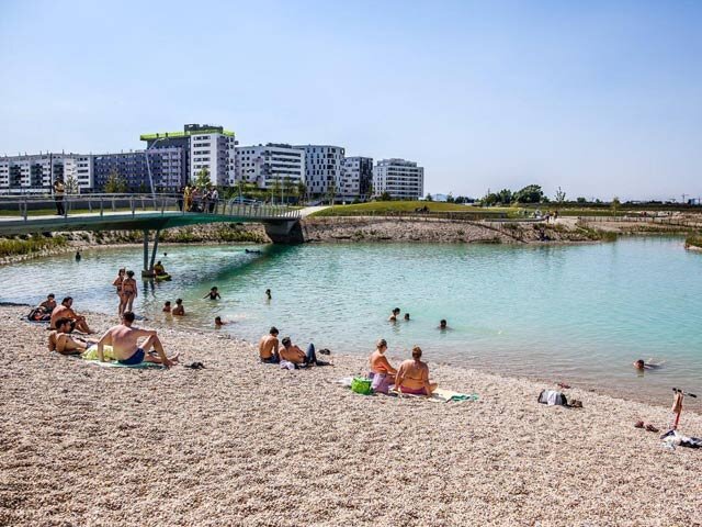 Die Seestadt wartet mit einem Kieselstrand auf!