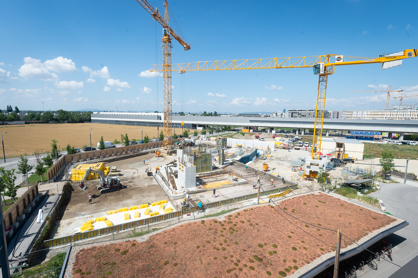 Baustelle der Erweiterung des Technologiezentrums Seestadt von oben. 