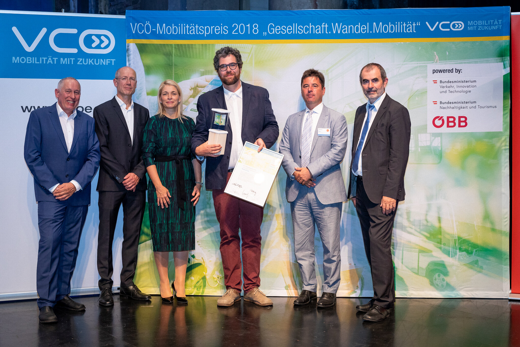 Der Seestadt.bot wurde in der Kategorie „Digitalisierung und Automatisierung“ ausgezeichnet. Den VCÖ-Mobilitätspreis nahm Seestadt-Pionier und Software-Entwickler Philipp Naderer-Puiu entgegen.
Im Bild v.l.n.r.: VCÖ-Geschäftsführer Willi Nowak, bmvit-Sektionschef Herbert Kasser, Evelyn Palla (Vorstand ÖBB-Personenverkehr AG), der Gewinner Philipp Naderer-Puiu, Markus Racz (Siemens Mobility), BMNT-Generalsekretär Josef Plank