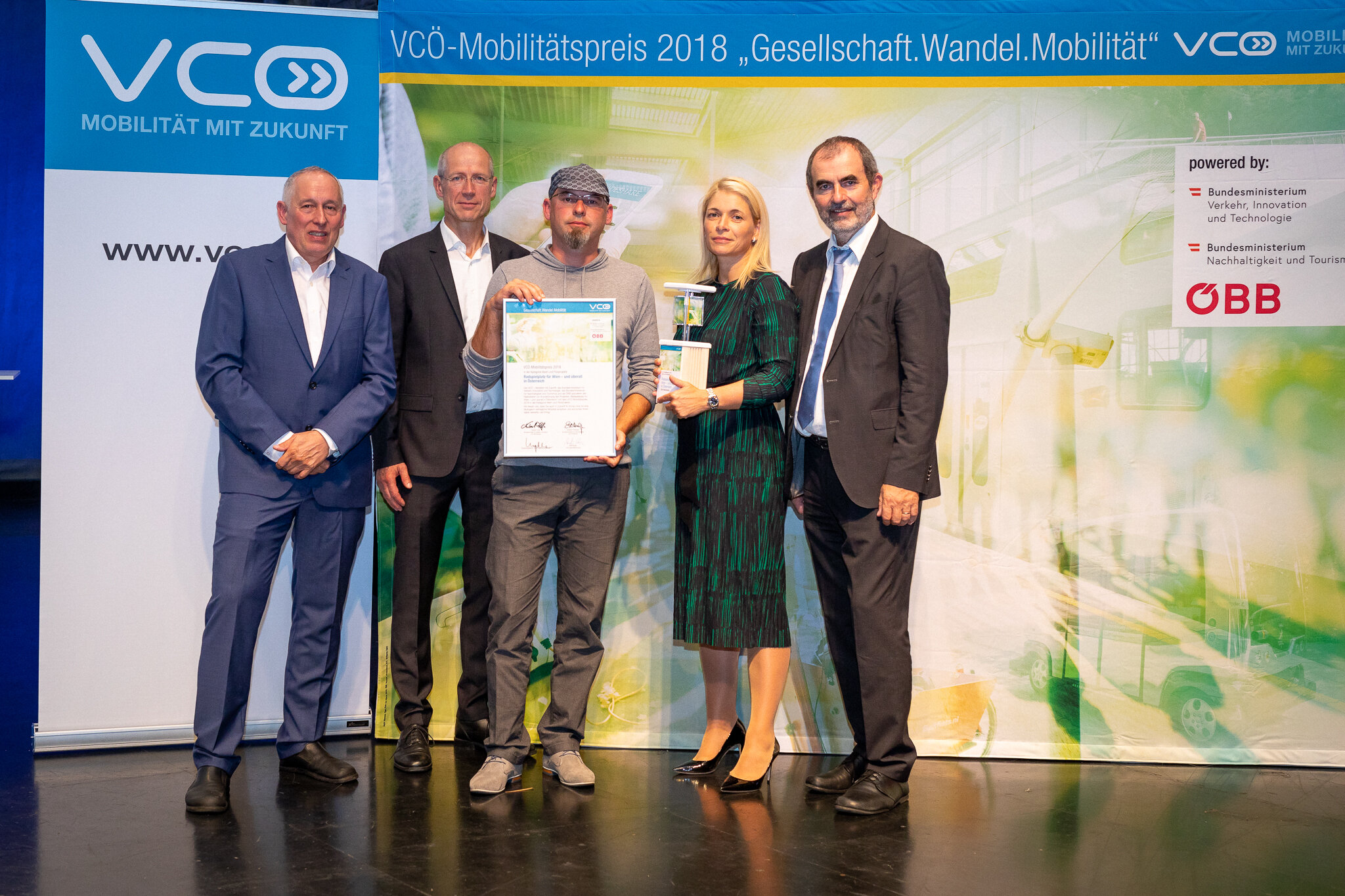 Den VCÖ-Mobilitätspreis in der Kategorie „Ideen und Pilotprojekte“ für das Konzept „Radspielplatz“ nahm Alec Hager vom Vereins IG Fahrrad – Die Radvokaten entgegen.
Im Bild v.l.n.r.: VCÖ-Geschäftsführer Willi Nowak, bmvit-Sektionschef Herbert Kasser, der Gewinner Alec Hager, Evelyn Palla (Vorstand ÖBB-Personenverkehr AG), BMNT-Generalsekretär Josef Plank
