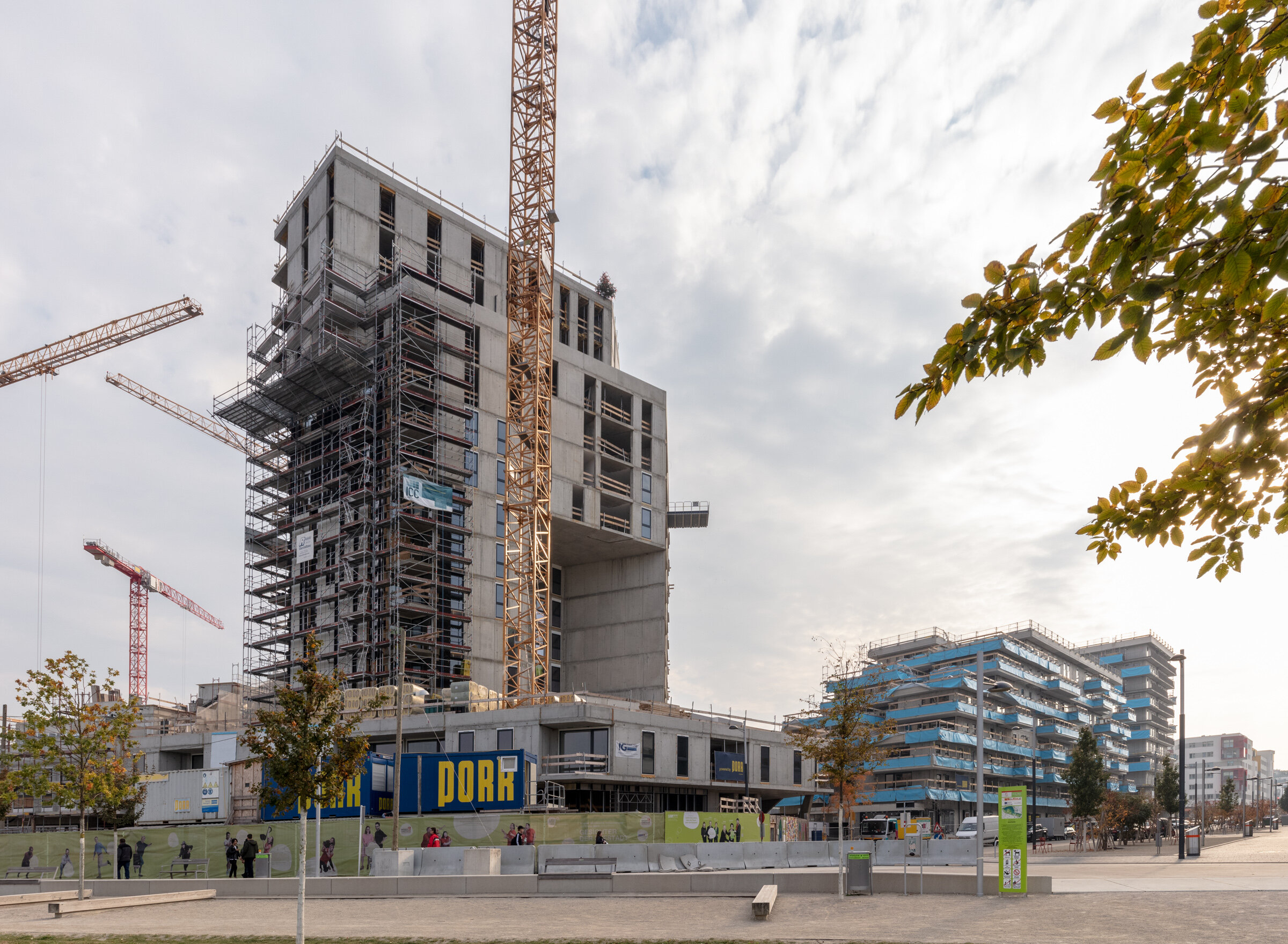 Rohbau des Projekts "SeeSee Tower" mit Kran im Vordergrund.