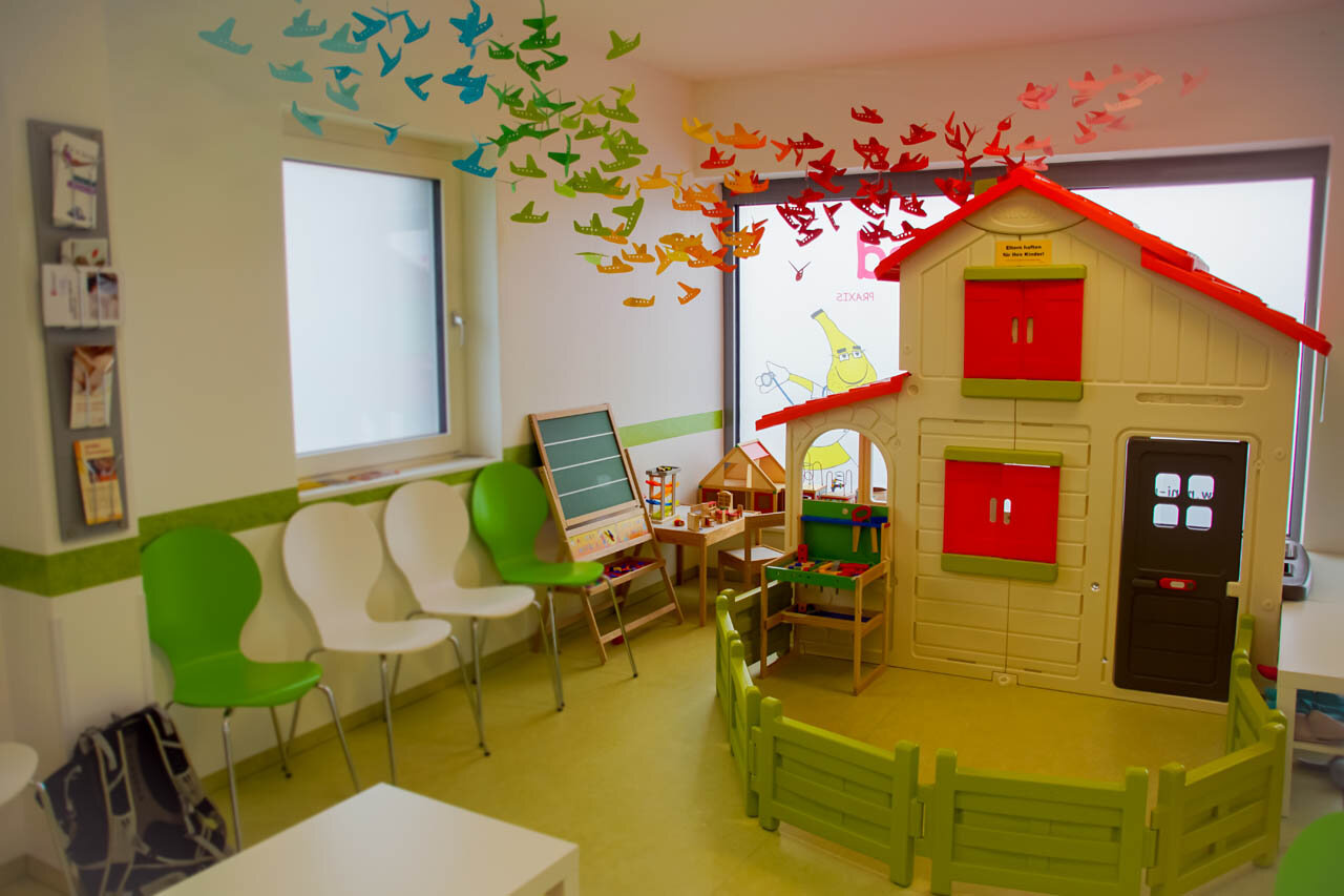Der Aufenthaltsbereich der Kinderarztpraxis ist besonders kinderfreundlich eingerichtet.
