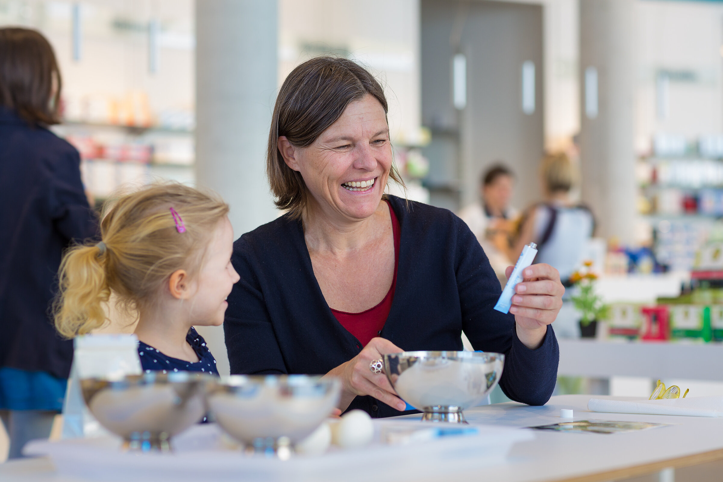 Dame und Kind mischen Tinktur in der Seestadt Apotheke 