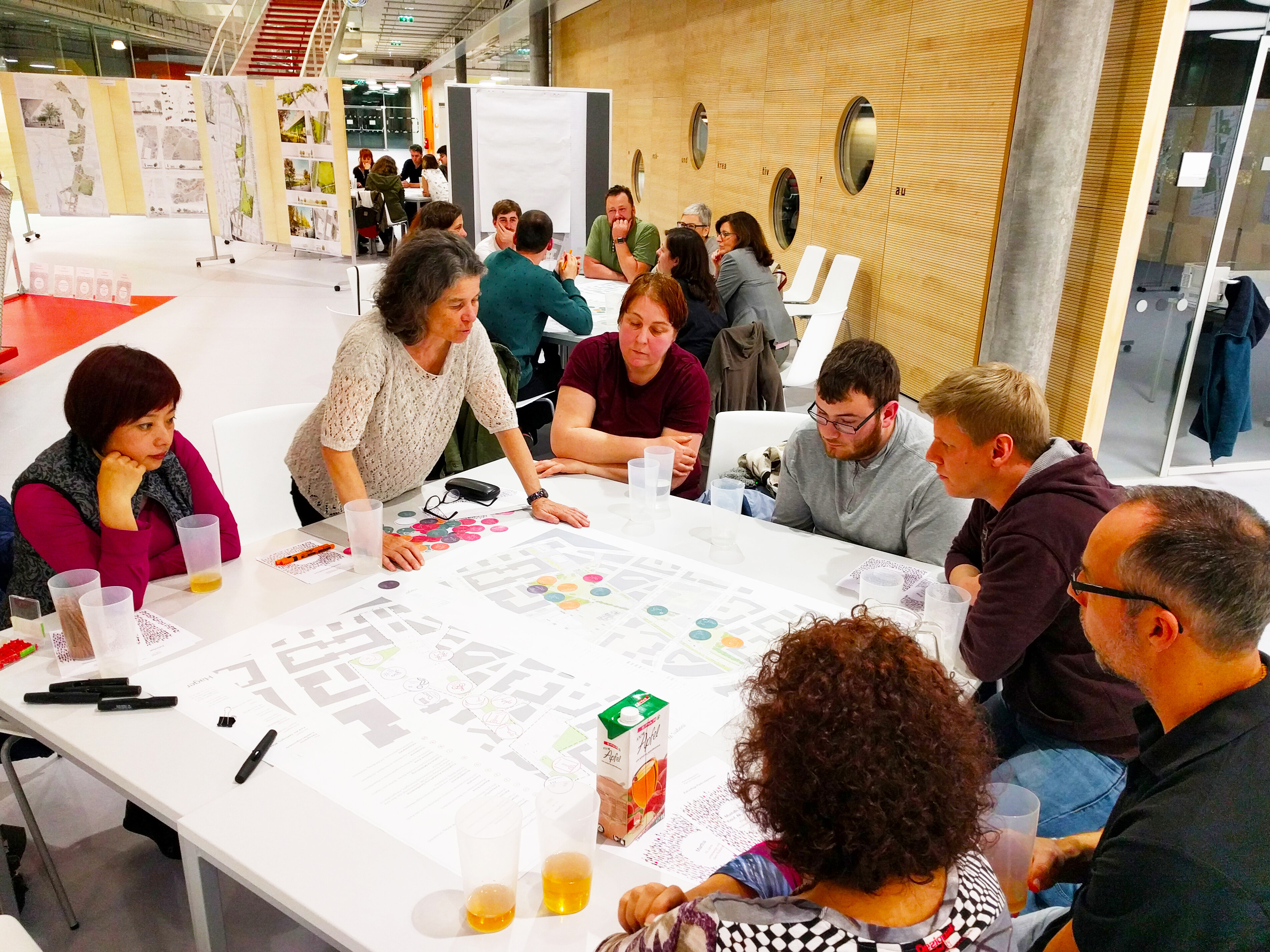 Beim Werkstattgespräch wurde der Planungszwischenstand präsentiert und Rückmeldung der BewohnerInnen dazu erfragt.