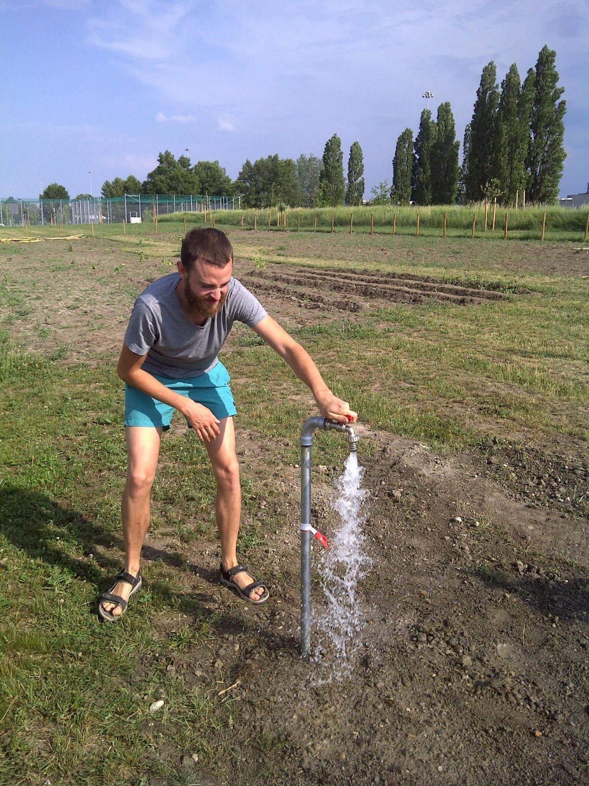 Der neue Gemeinschaftsgarten "Kraut und Blüten" entstand in diesem Jahr und freut sich sichtlich über einen Wasseranschluß! Der Wasseranschluß wurde zum Teil aus Mitteln des "Ich. Du. Wir. Seestadt. Nachbarschaftsbudget." gefördert.
