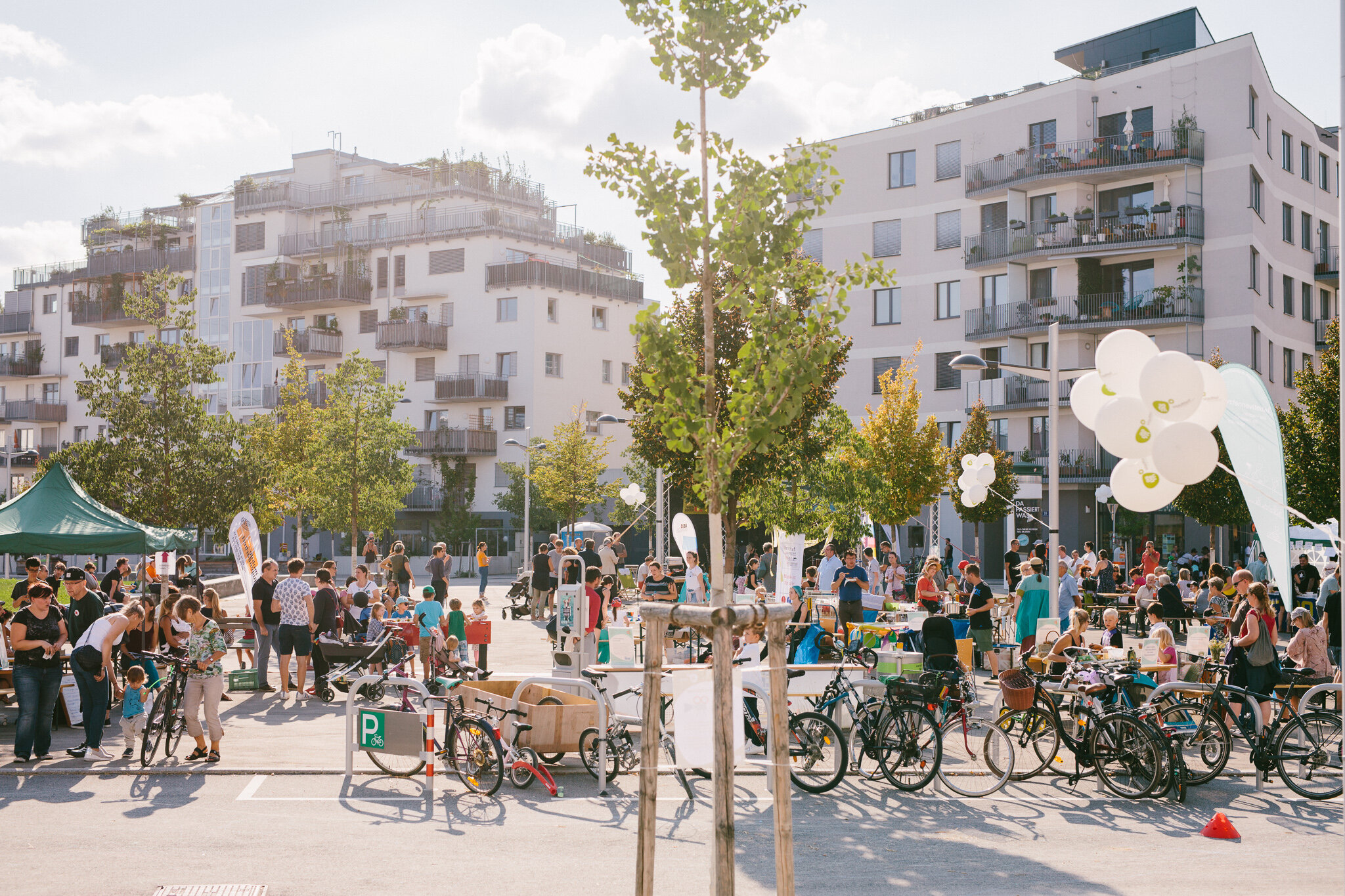 Bei strahlendem Sonnenschein besuchten zahlreiche SeestädterInnen sowie Seestadt-interessierte Personen den Stadtteil und genoßen die entspannte Stimmung des Festes!