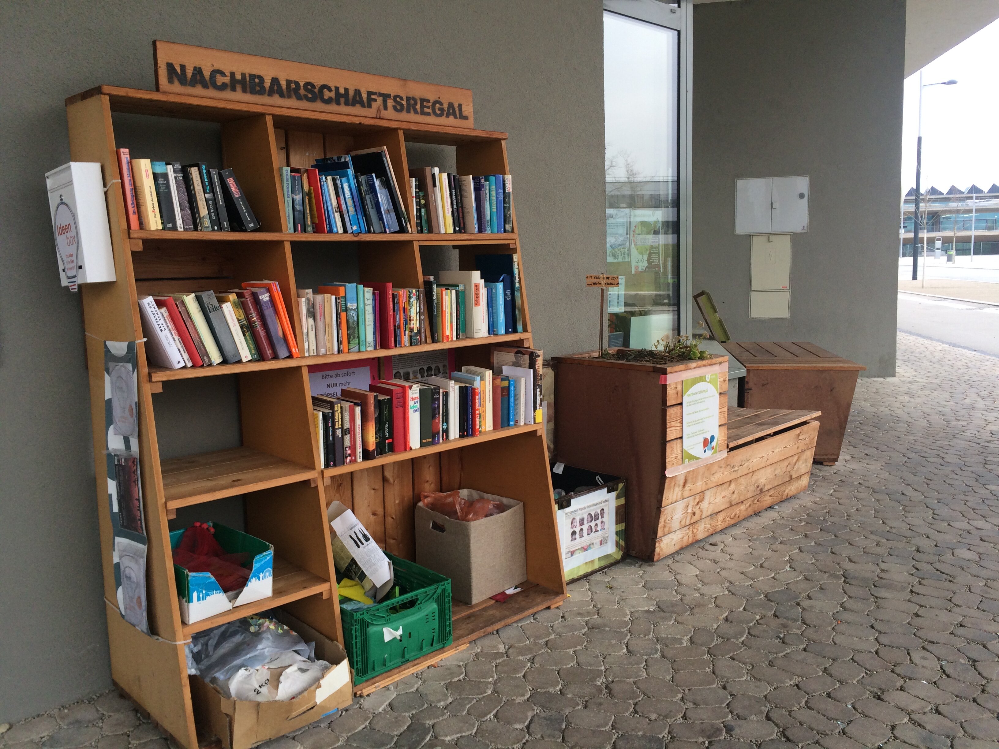 Nachbarschaftsregal