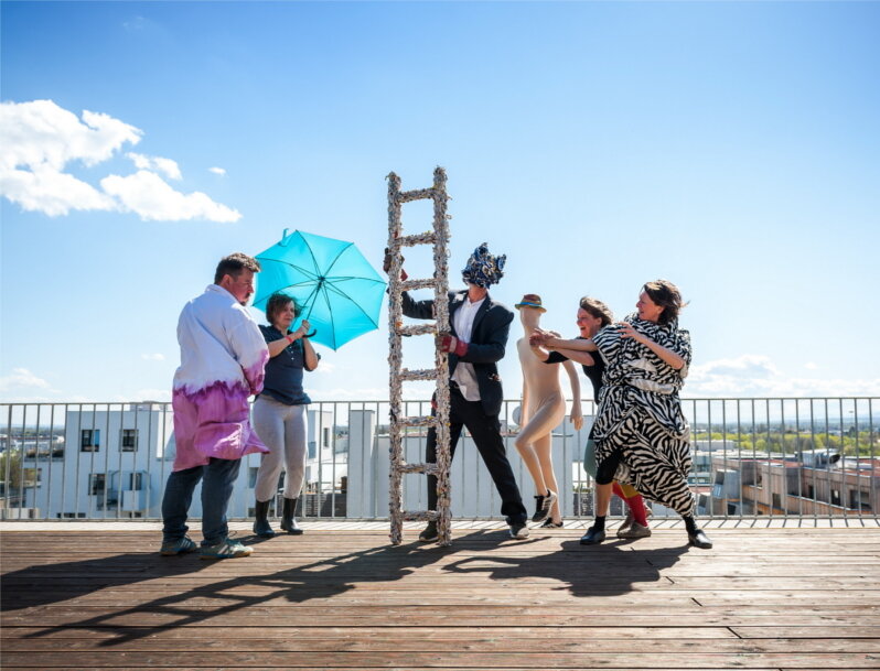 Briant Rokyta, Stairway to heaven, 2018, 210x55x12 cm, keramische Fundgegenstände