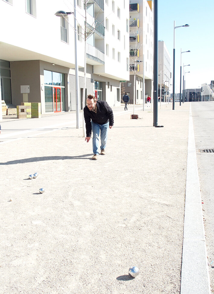 Jakob Kastner beim Boule-Spielen