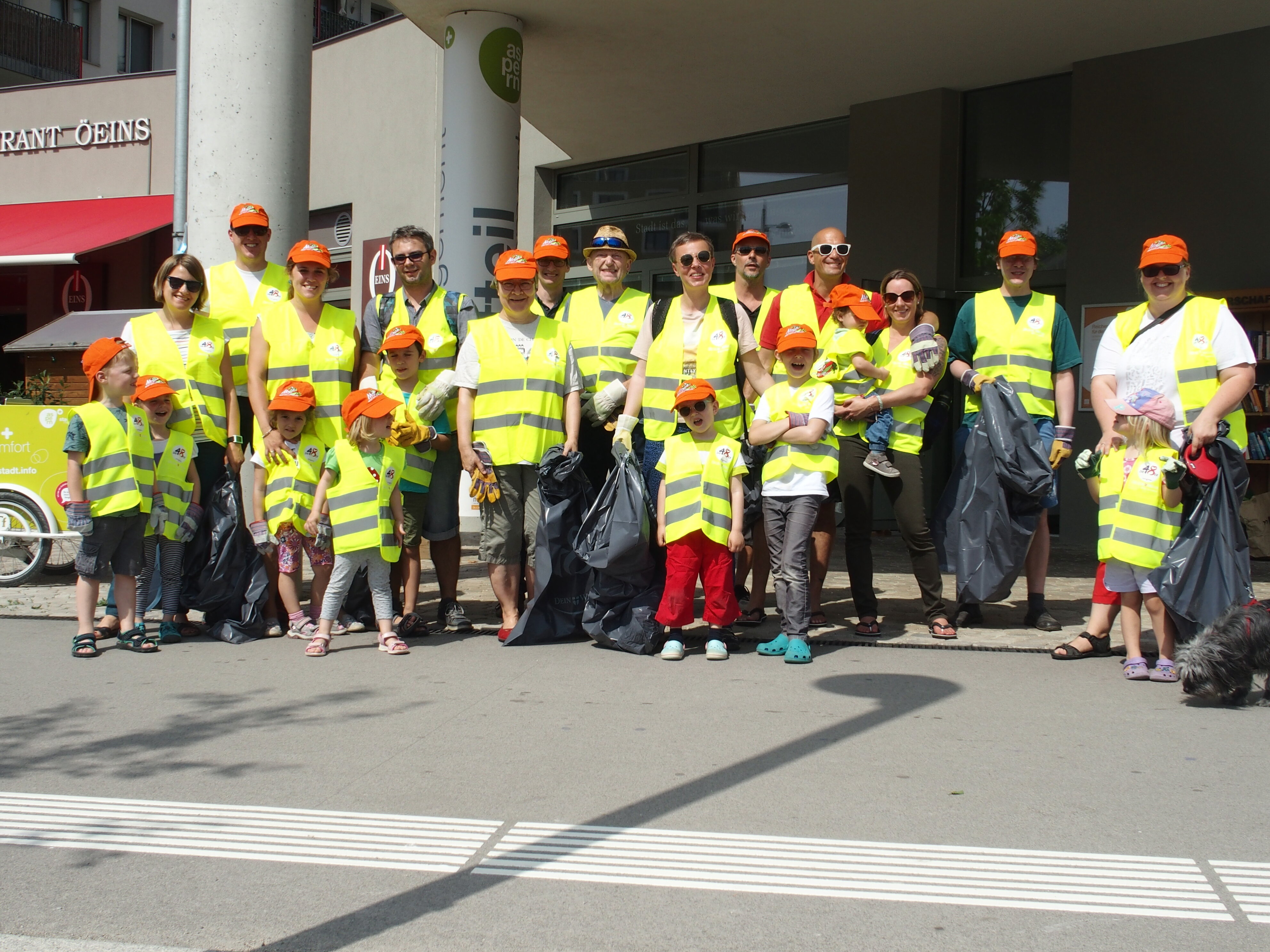 Frühjahrsputz in aspern Seestadt: gemeinsame Müllsammelaktion